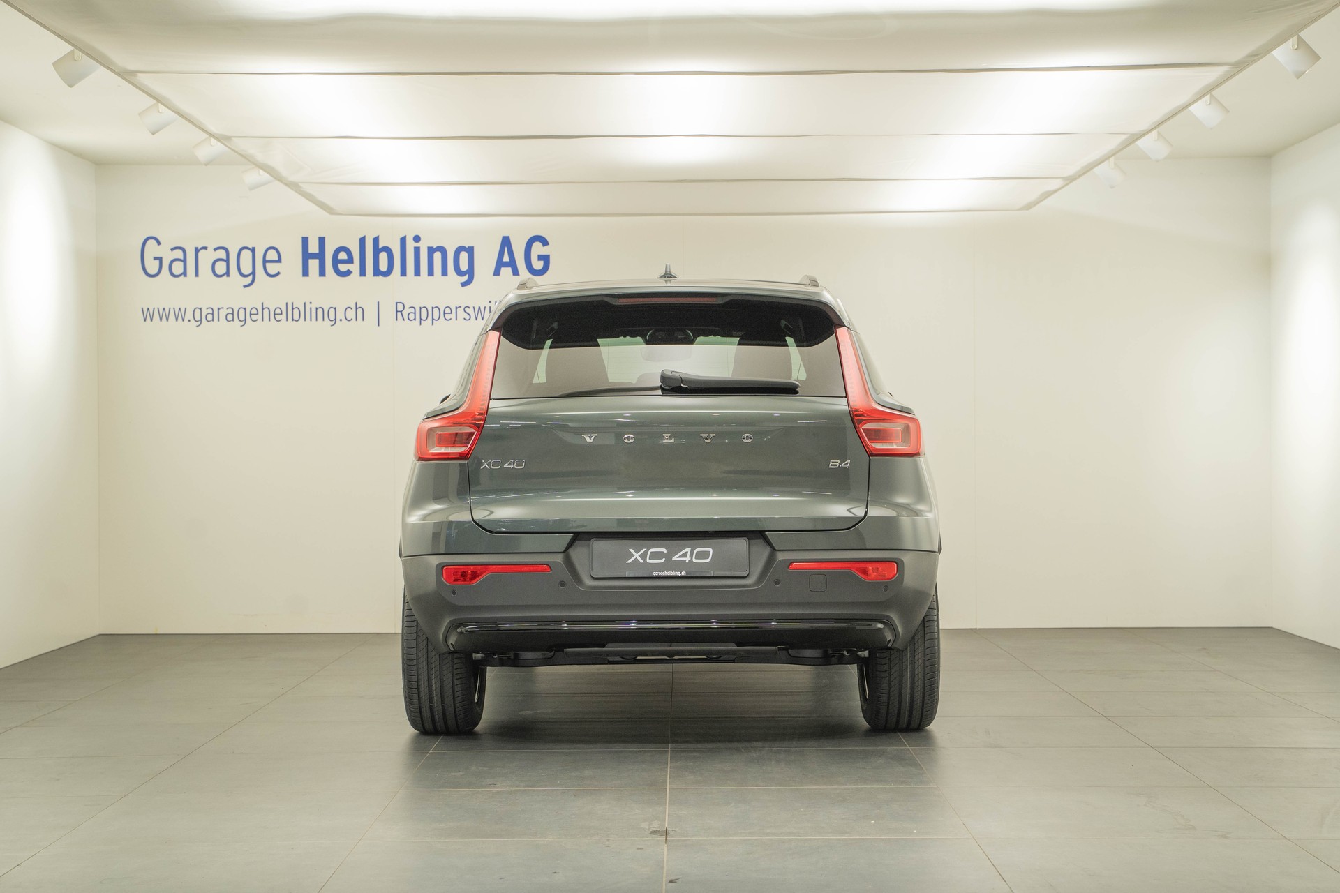 VOLVO XC40 2.0 B4 MH Plus Dark-showroom-element-3