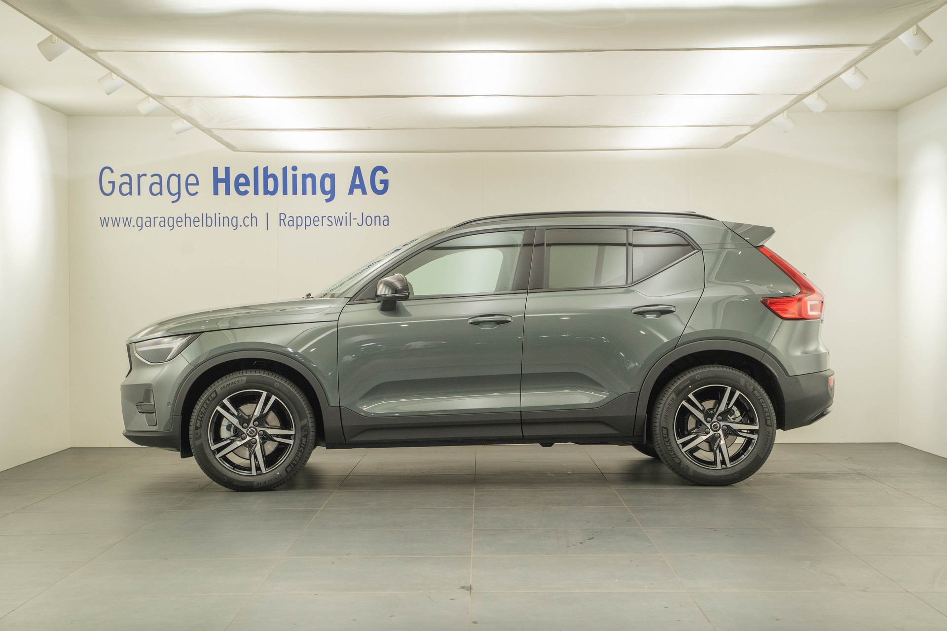 VOLVO XC40 2.0 B4 MH Plus Dark-showroom-element-2