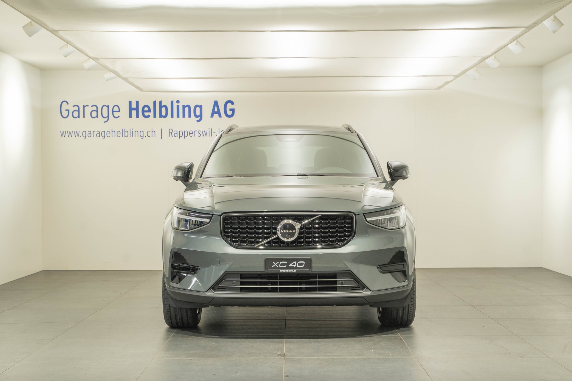 VOLVO XC40 2.0 B4 MH Plus Dark-showroom-element-1