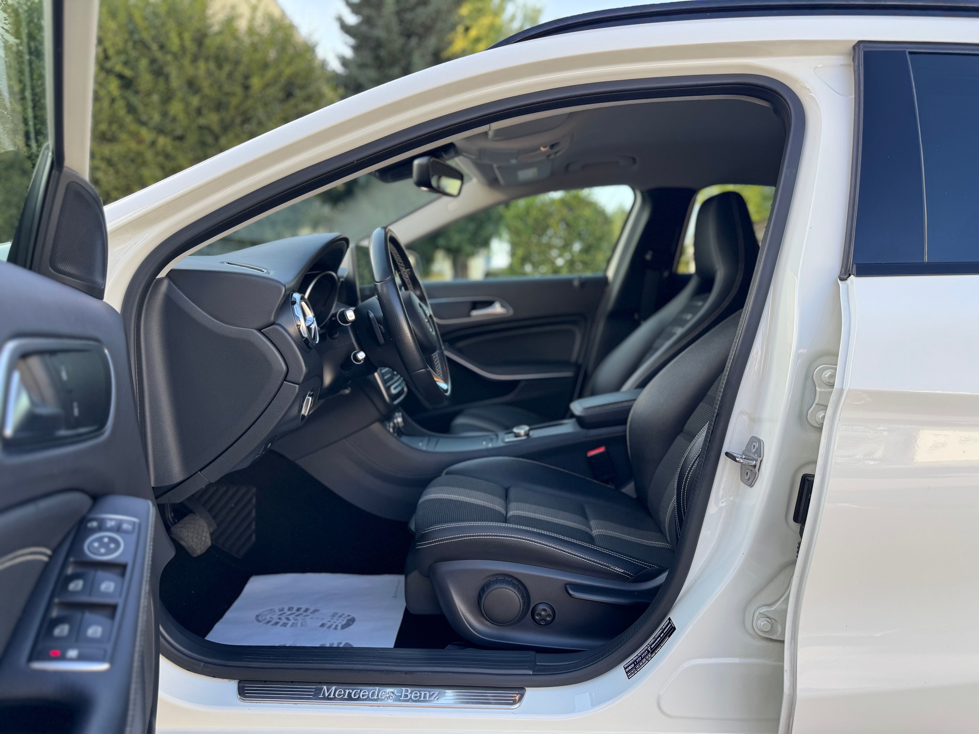 MERCEDES-BENZ GLA 200 Night Star 7G-DCT-image-13