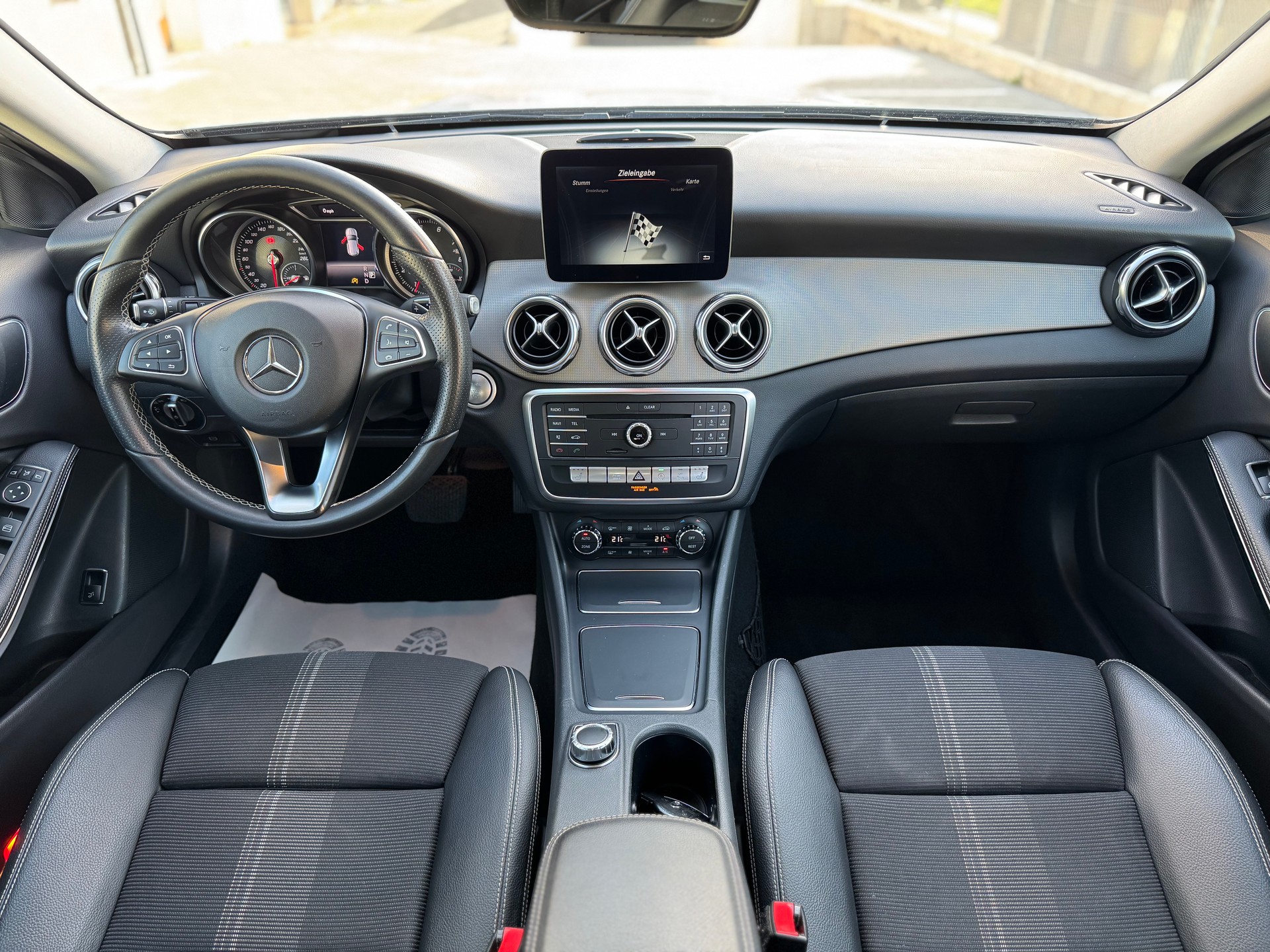 MERCEDES-BENZ GLA 200 Night Star 7G-DCT-image-10