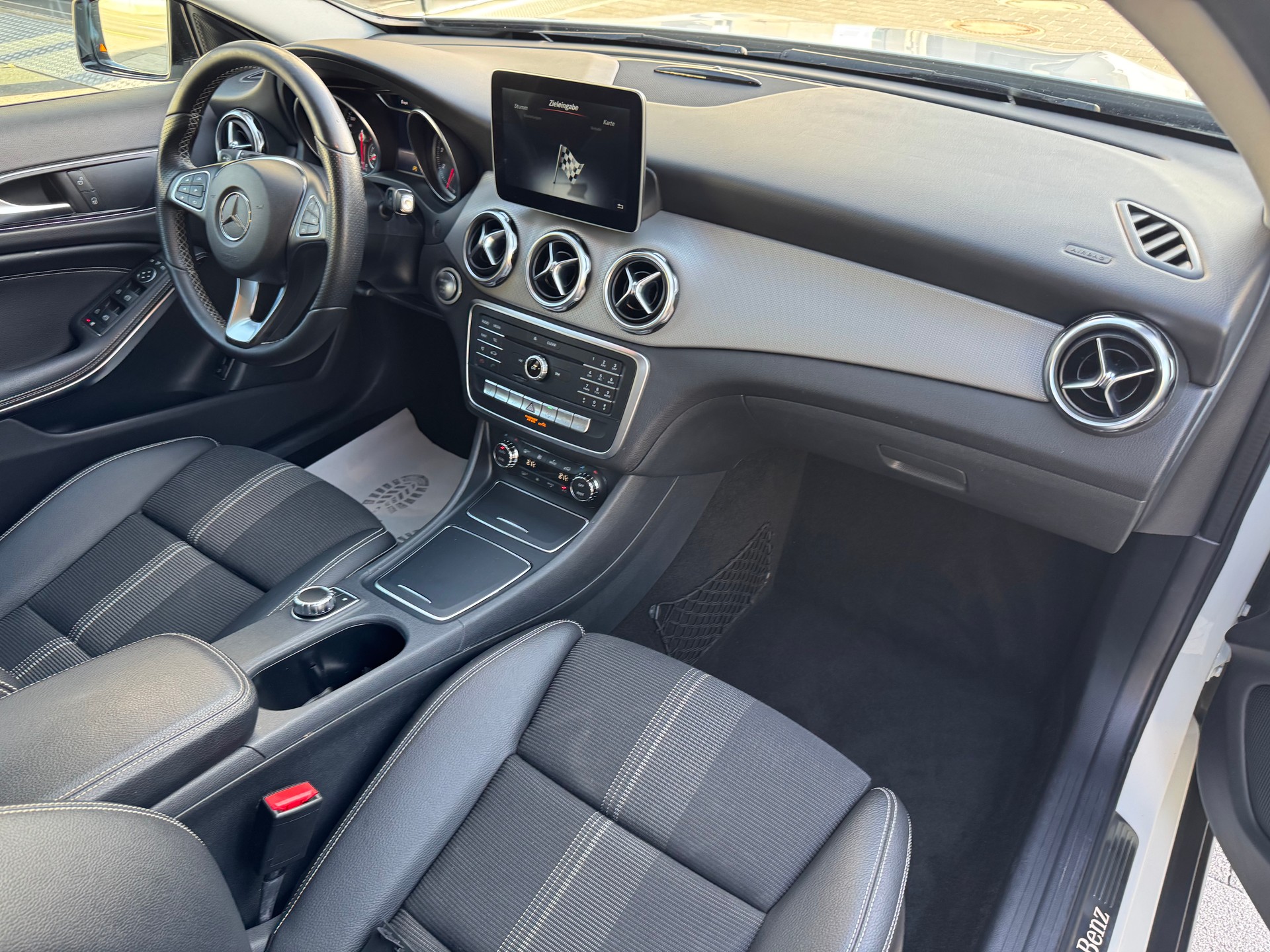 MERCEDES-BENZ GLA 200 Night Star 7G-DCT-image-12