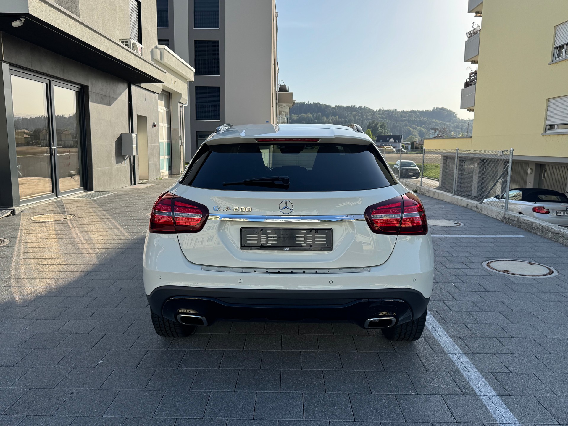 MERCEDES-BENZ GLA 200 Night Star 7G-DCT-showroom-element-3