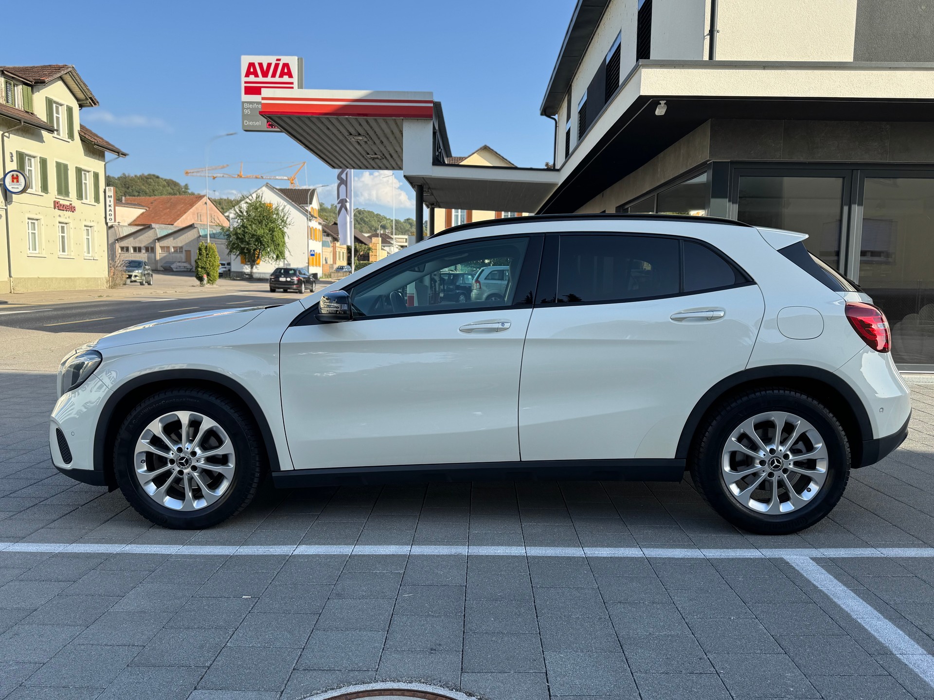 MERCEDES-BENZ GLA 200 Night Star 7G-DCT-showroom-element-1