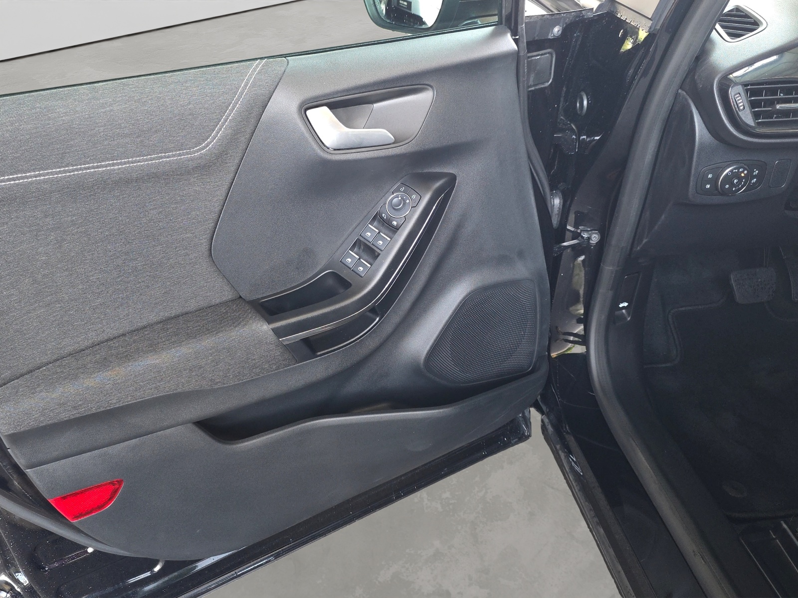 FORD Puma 1.0 EcoB Hybrid Titanium-image-11