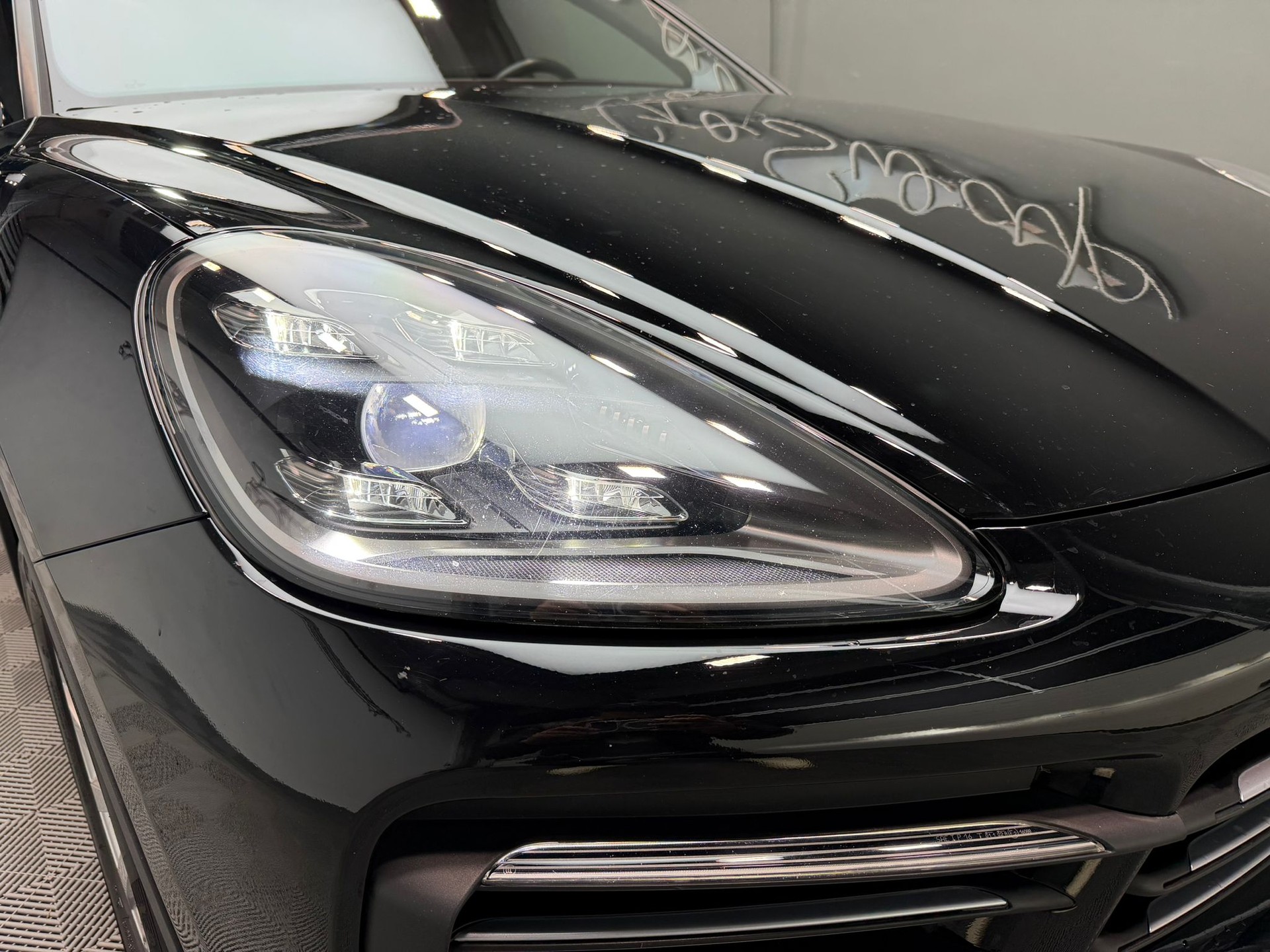 PORSCHE Cayenne E-Hybrid-showroom-element-1