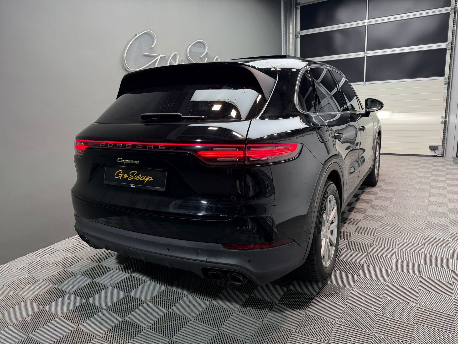 PORSCHE Cayenne E-Hybrid-showroom-element-3