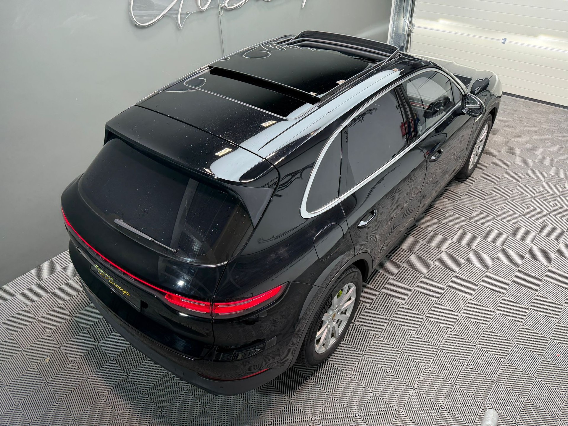PORSCHE Cayenne E-Hybrid-showroom-element-2