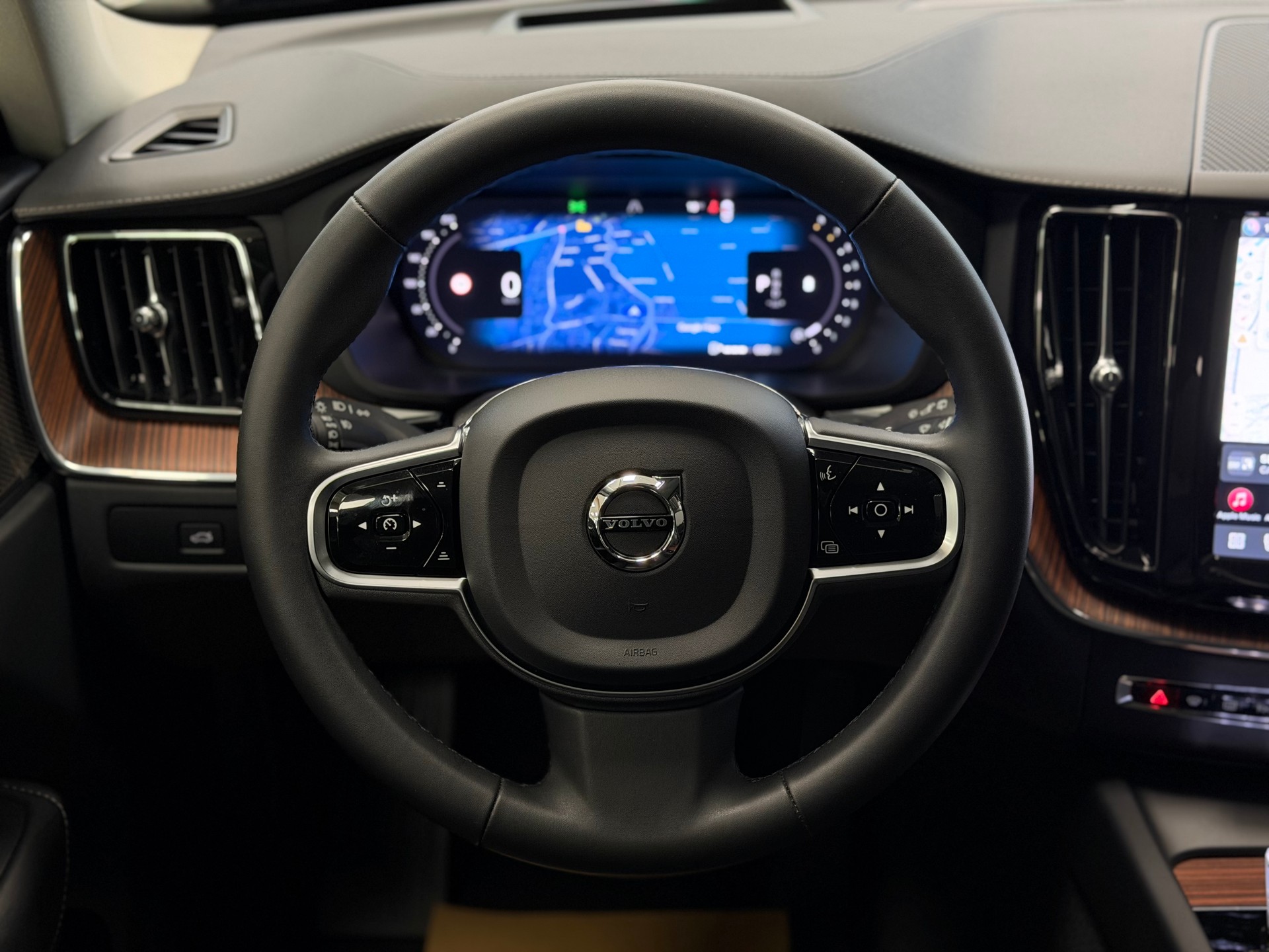 VOLVO XC60 B5 Benzin Mild Hybrid AWD Ultimate Dark Geartronic-image-18