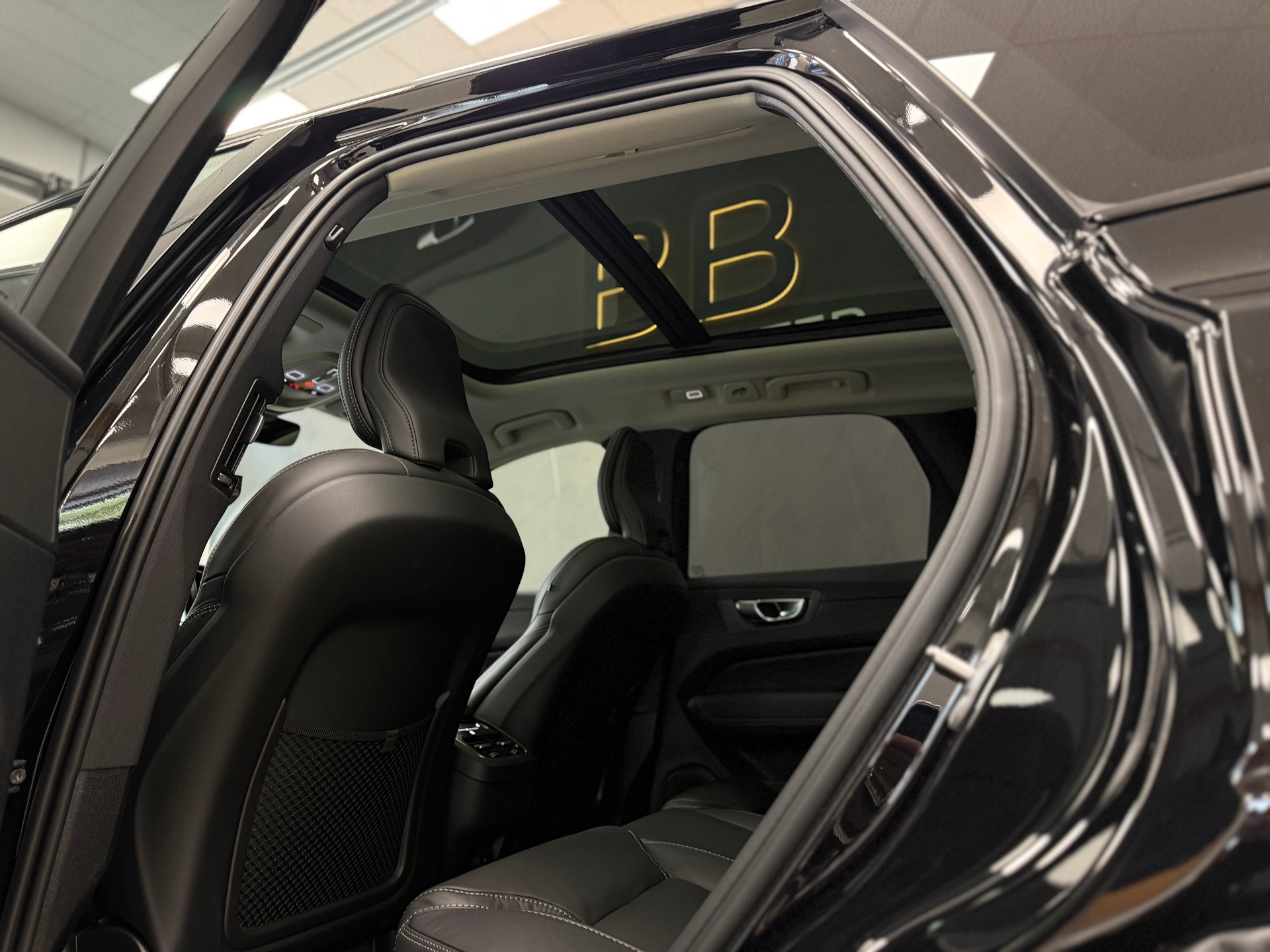 VOLVO XC60 B5 Benzin Mild Hybrid AWD Ultimate Dark Geartronic-image-15