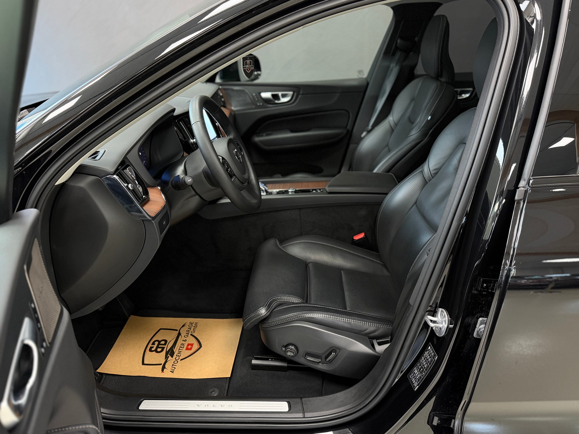 VOLVO XC60 B5 Benzin Mild Hybrid AWD Ultimate Dark Geartronic-image-11