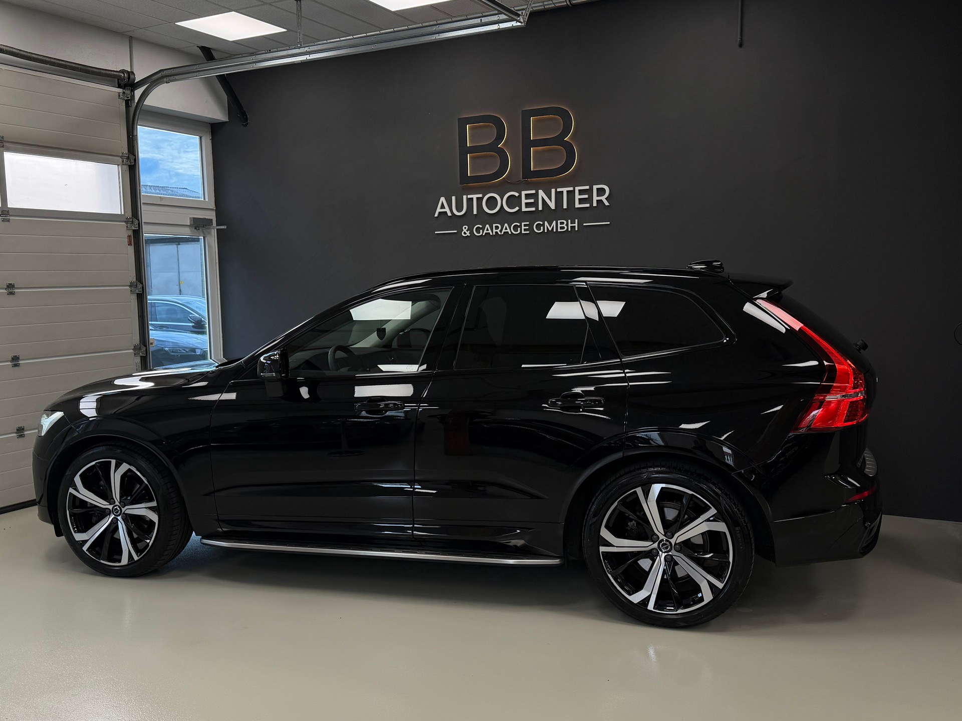 VOLVO XC60 B5 Benzin Mild Hybrid AWD Ultimate Dark Geartronic-showroom-element-3