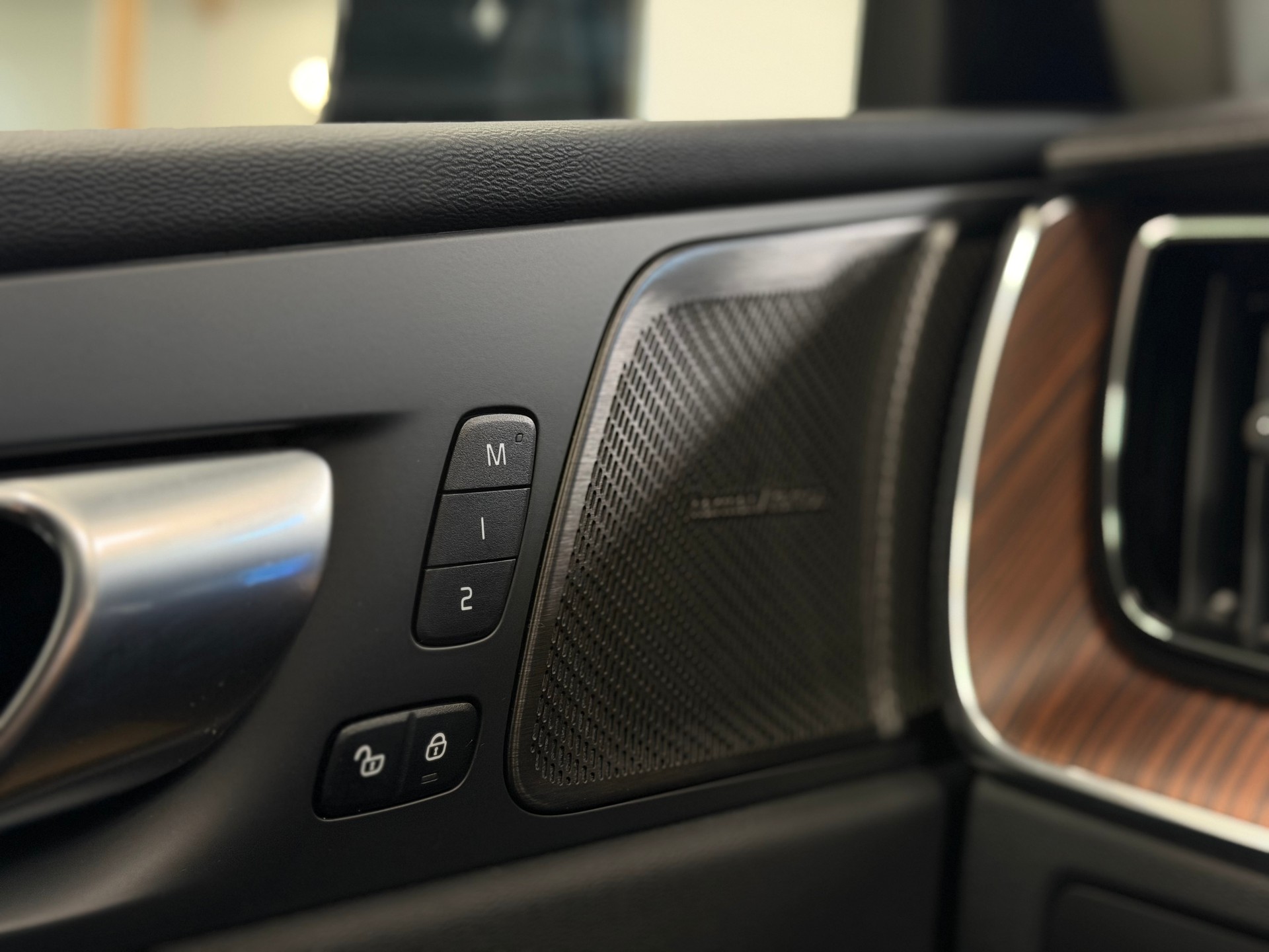 VOLVO XC60 B5 Benzin Mild Hybrid AWD Ultimate Dark Geartronic-image-29