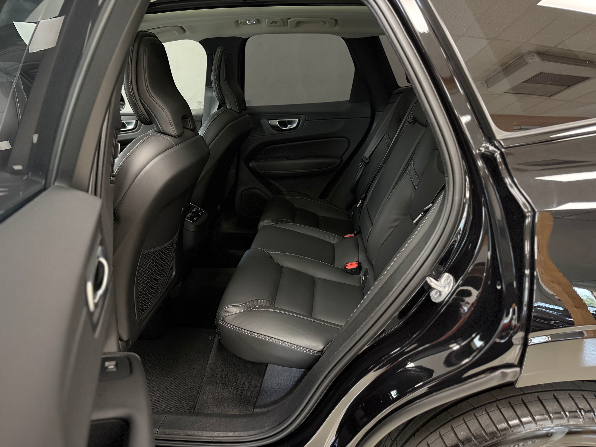 VOLVO XC60 B5 Benzin Mild Hybrid AWD Ultimate Dark Geartronic-image-13