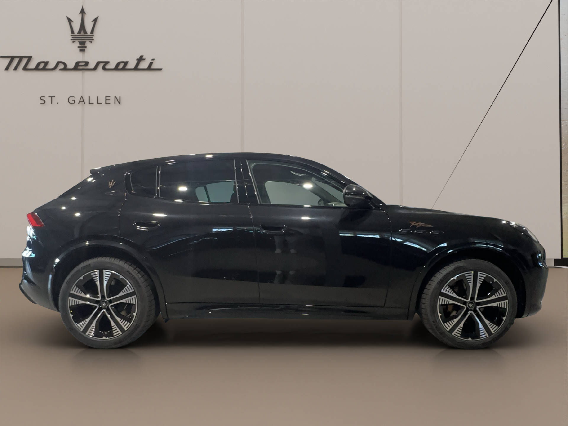 MASERATI Grecale Folgore-showroom-element-3