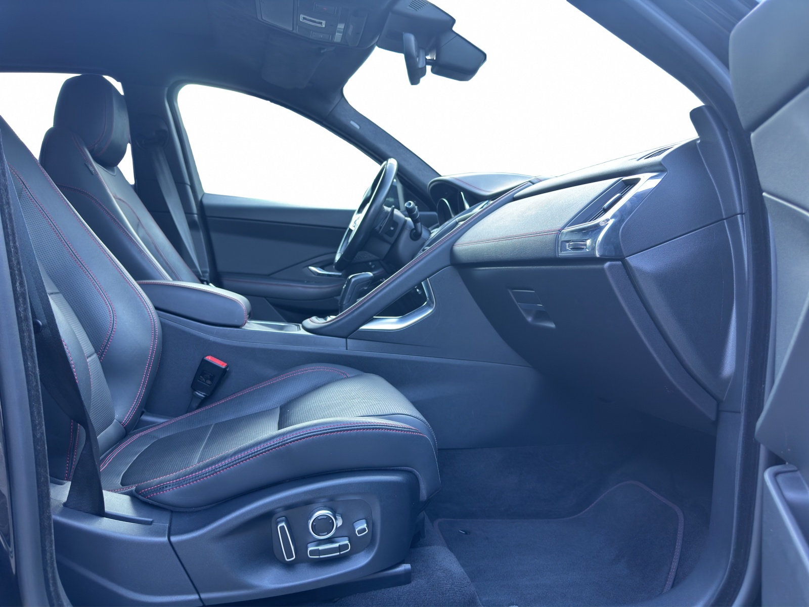 JAGUAR E-Pace 2.0d D180 First Edition AWD Automatik-image-15