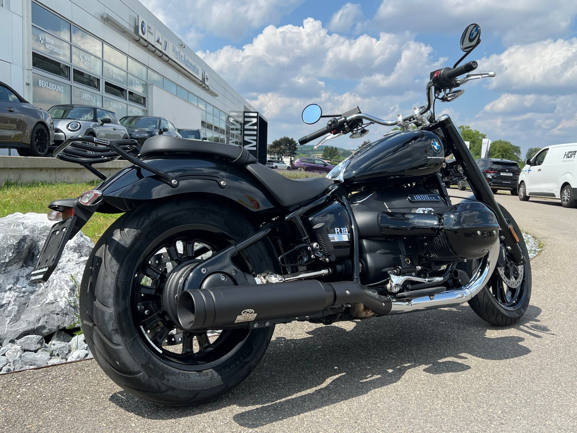 BMW R 18 Dr.Jekill & Mr. Hyde-image-1
