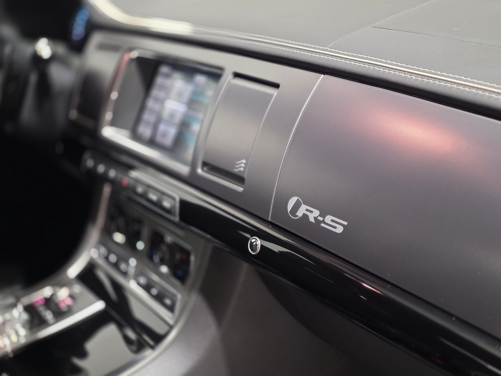 JAGUAR XF 5.0 V8 S/C XFR-S-image-21