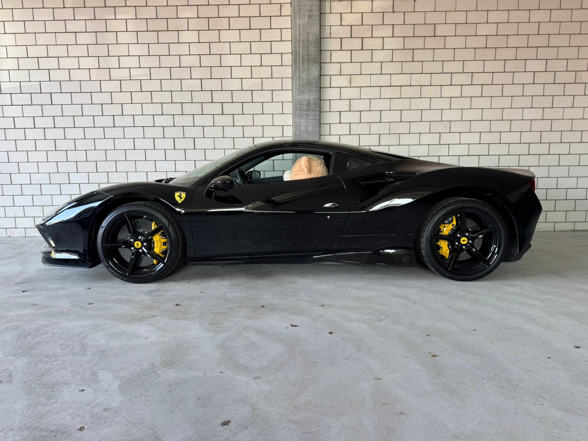 FERRARI F8 Tributo "All Black"