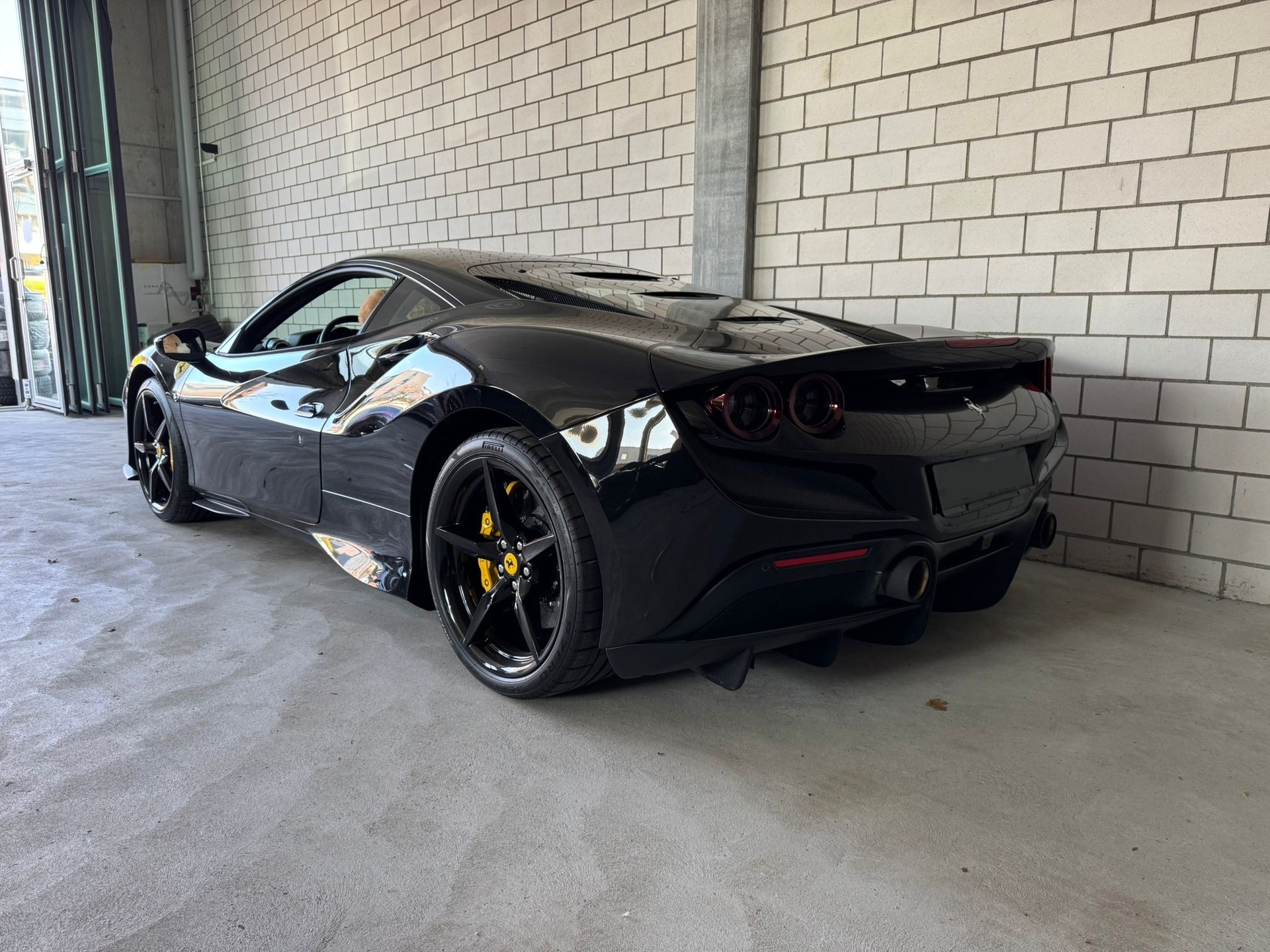 FERRARI F8 Tributo "All Black"-showroom-element-2