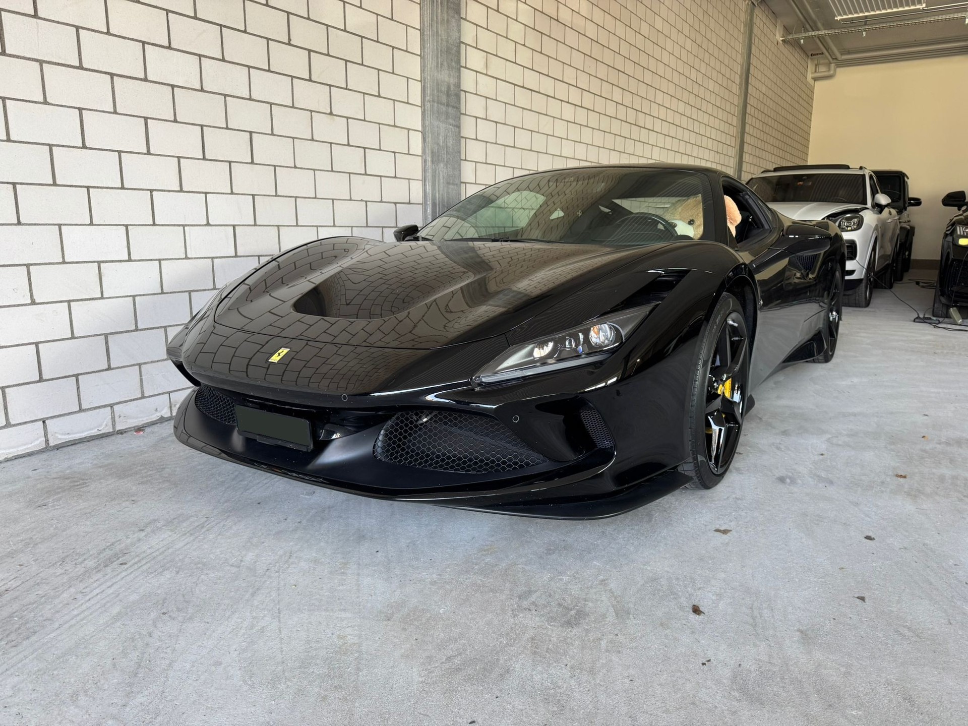FERRARI F8 Tributo "All Black"-showroom-element-1