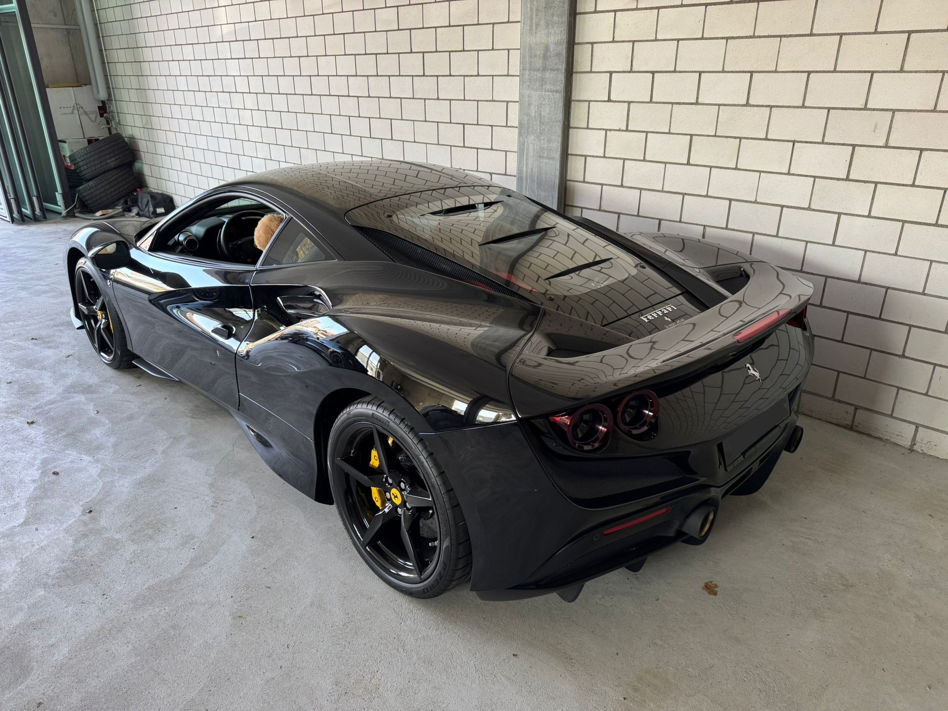FERRARI F8 Tributo "All Black"-showroom-element-3