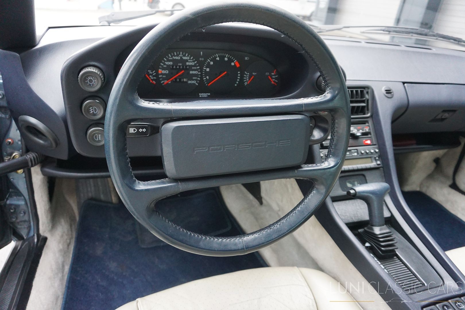 PORSCHE 928 S4-image-10