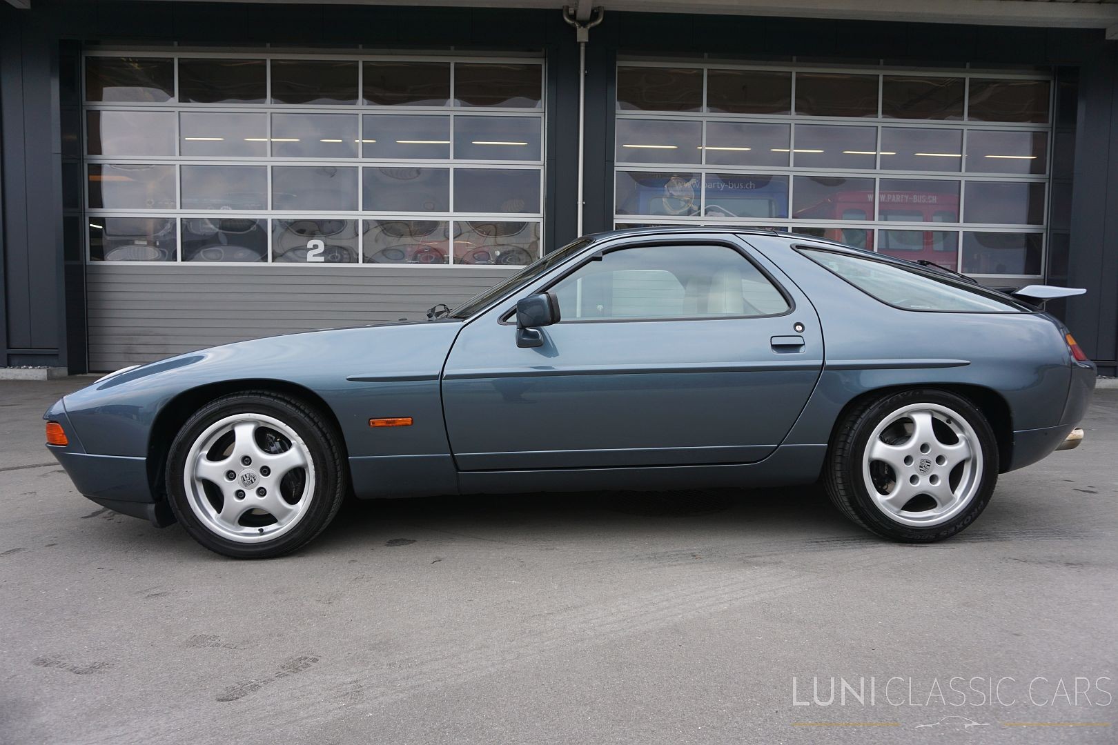 PORSCHE 928 S4-image-2