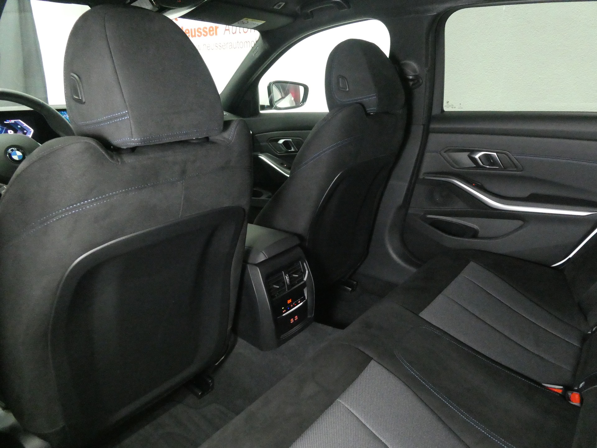 BMW 330i Touring xDrive Steptronic M Sport - Live Cockpit - Navi - Kamera - 245 PS-image-10