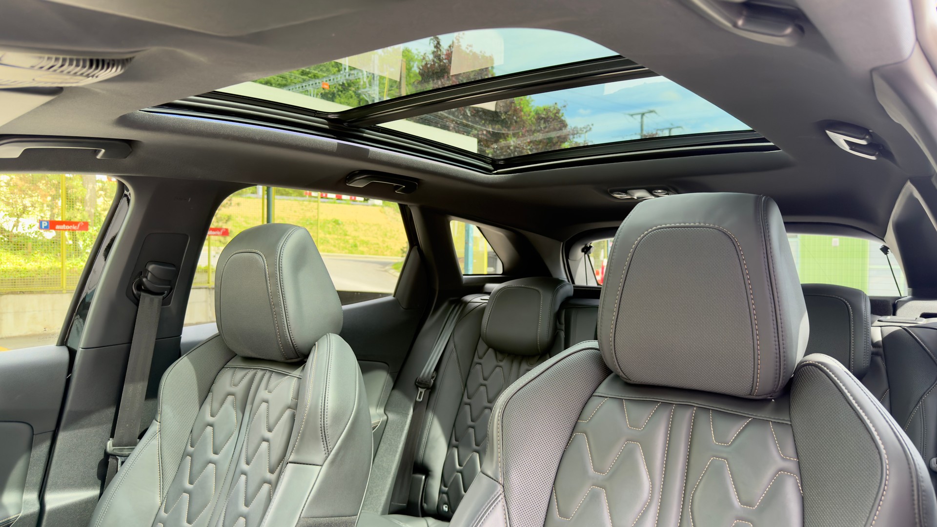 PEUGEOT 3008 300e Hybrid4 GT EAT8-image-11
