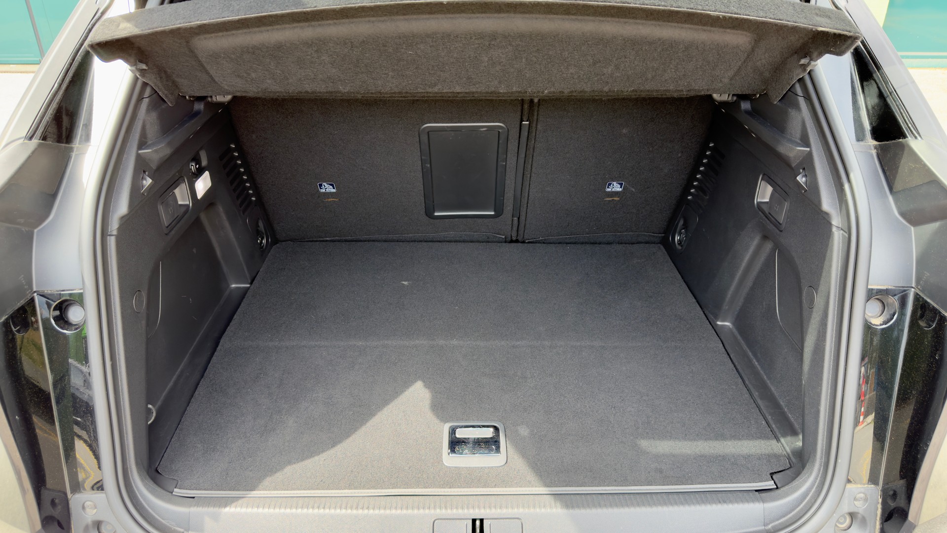 PEUGEOT 3008 300e Hybrid4 GT EAT8-image-14
