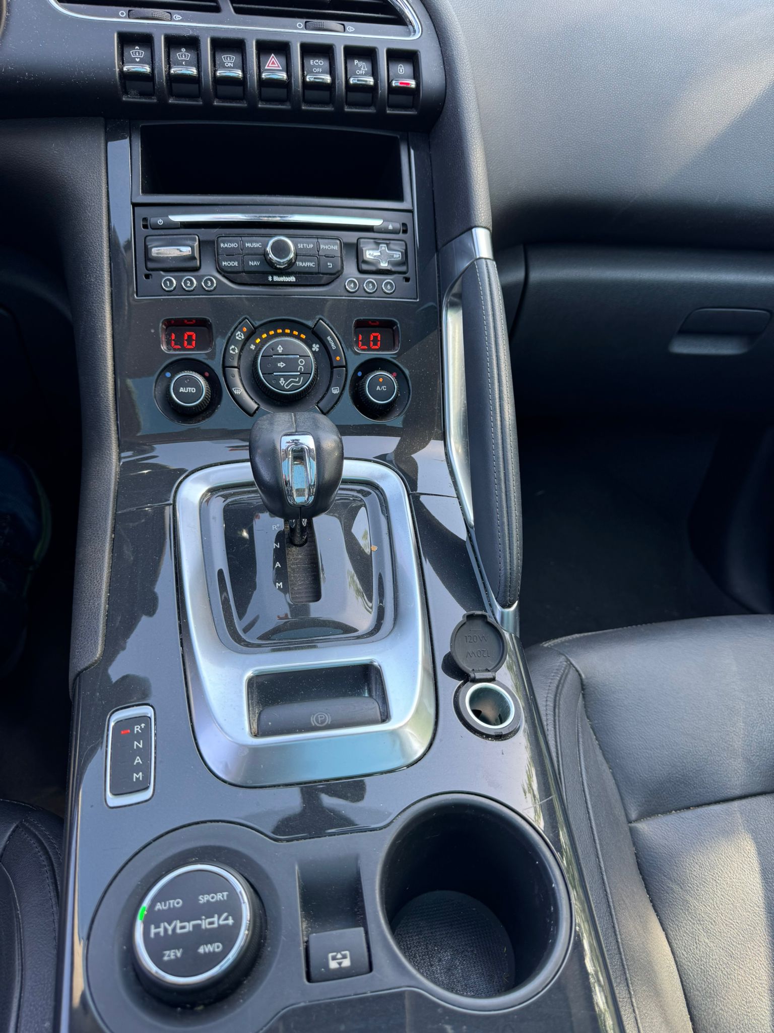 PEUGEOT 3008 HYbrid4 2.0 HDI ETG6-image-13