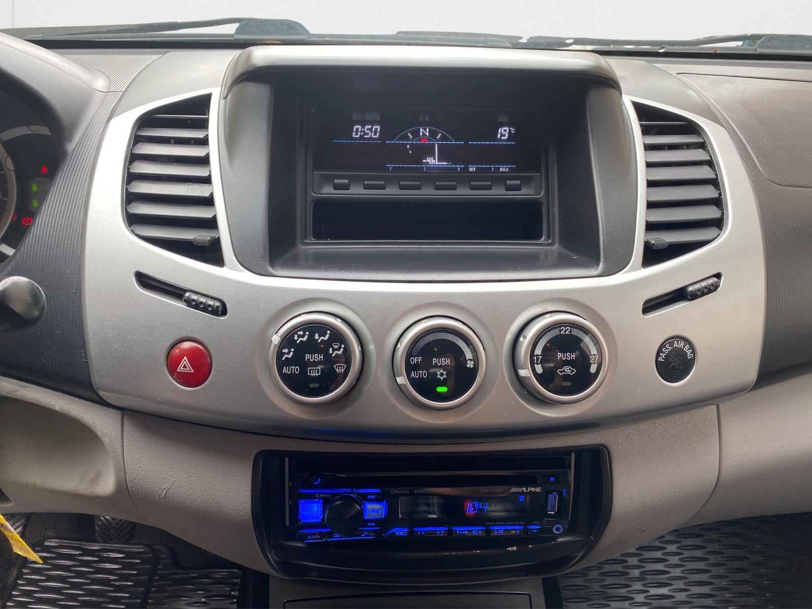MITSUBISHI L 200 2.5 DID Invite Double Cab-image-12