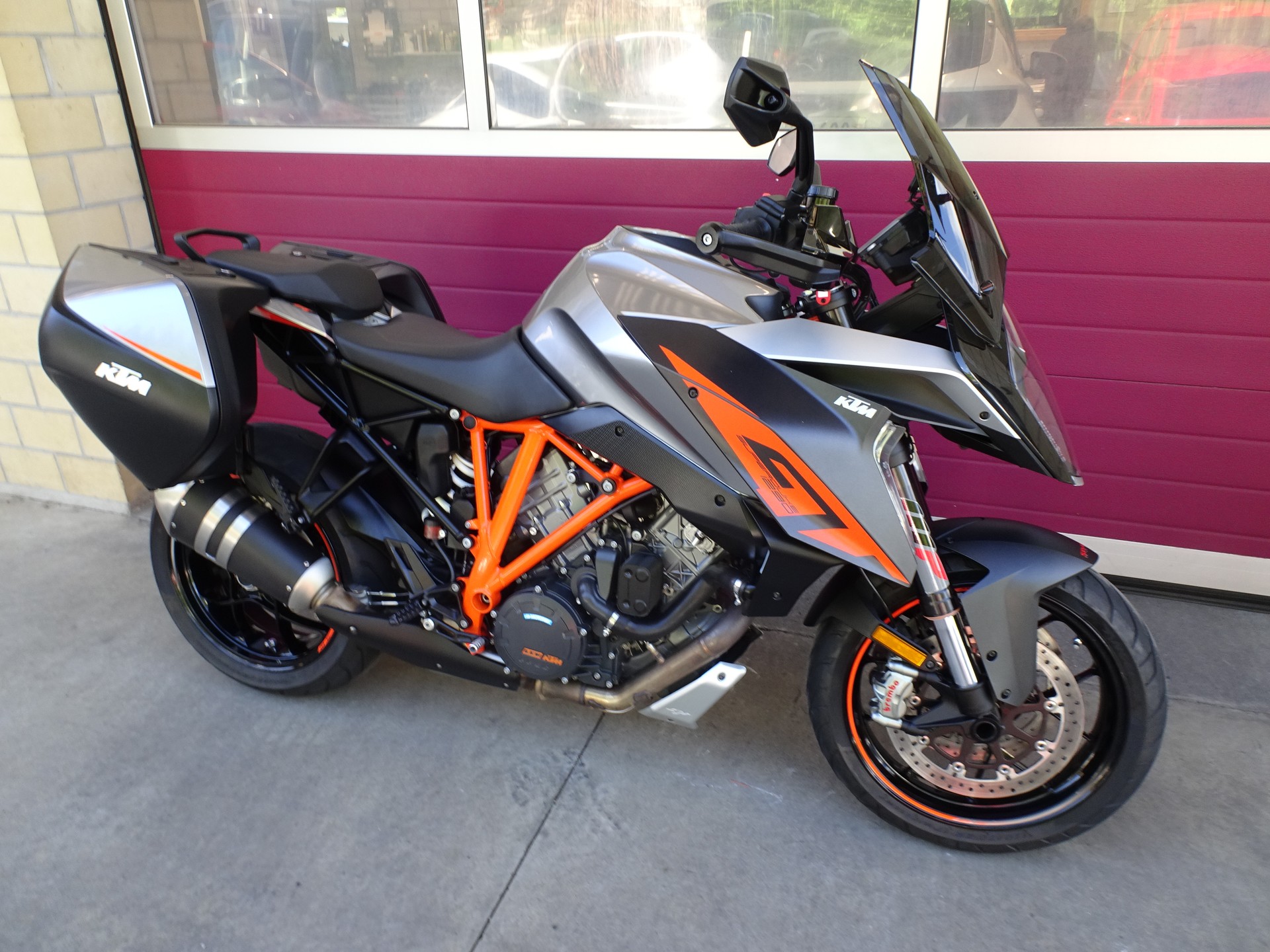 KTM 1290 Super Duke GT-image-2