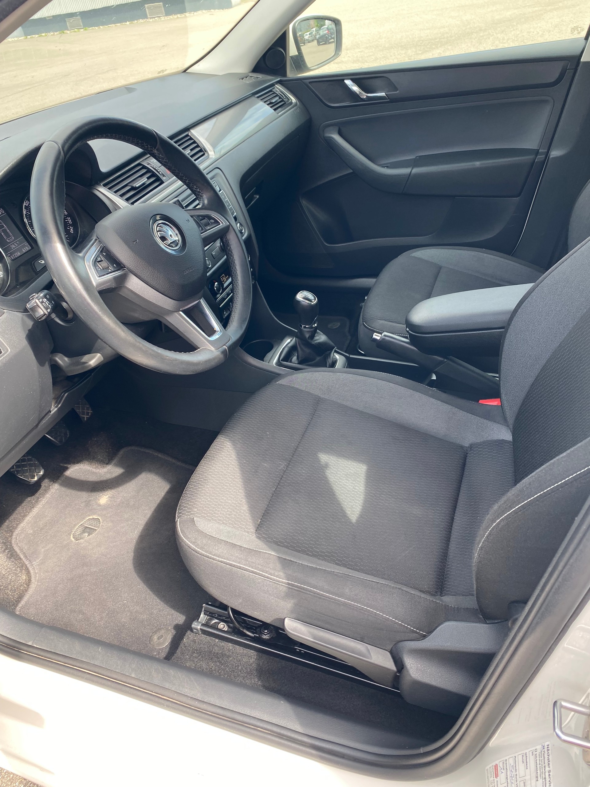 SKODA Rapid Spaceback 1.6 TDI Ambition-image-9
