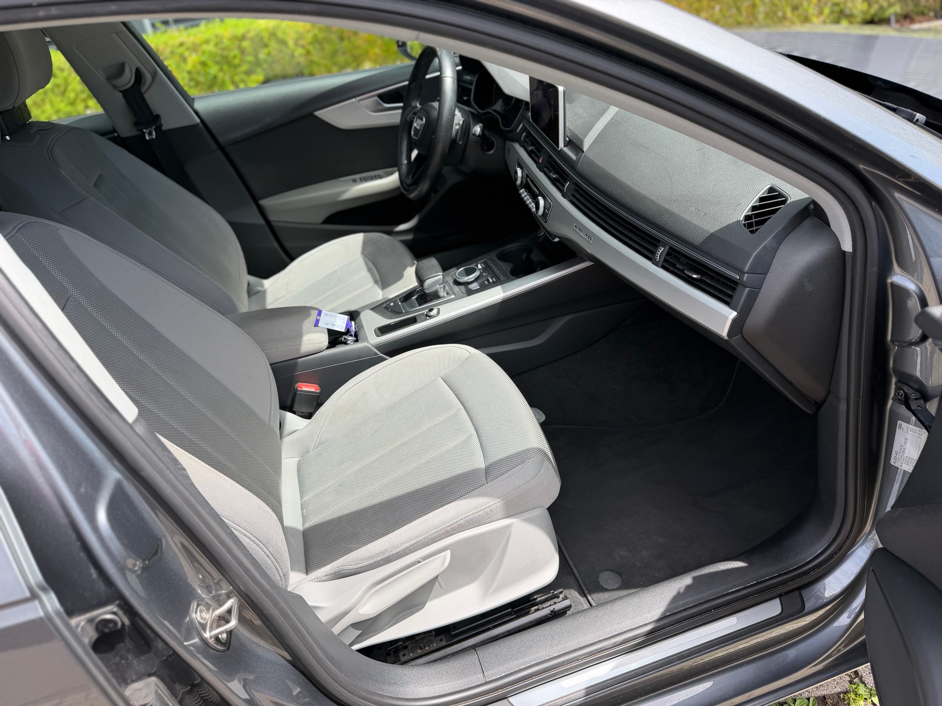 AUDI A4 Avant 40 TDI Design quattro S-tronic-image-10