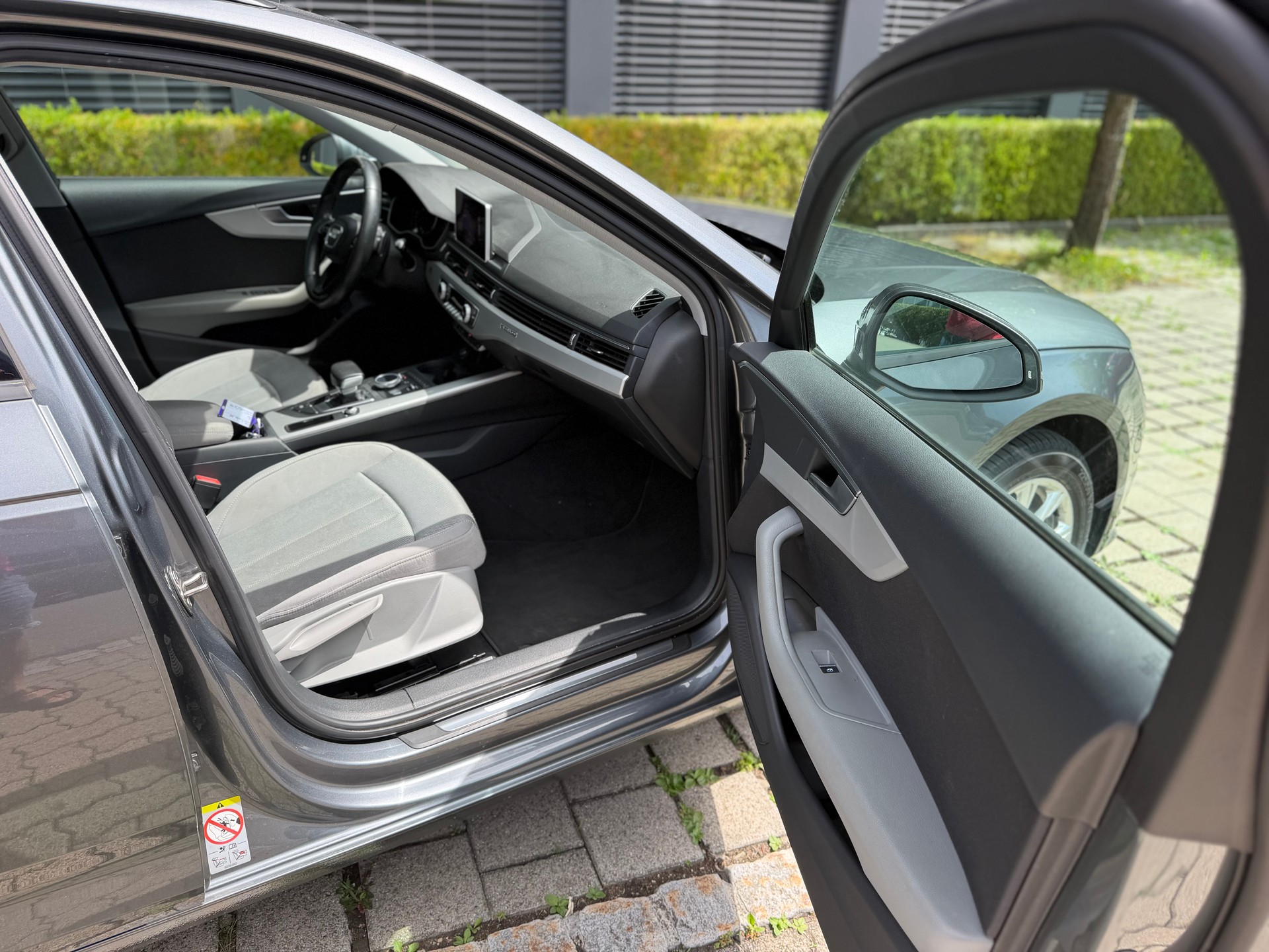 AUDI A4 Avant 40 TDI Design quattro S-tronic-image-30