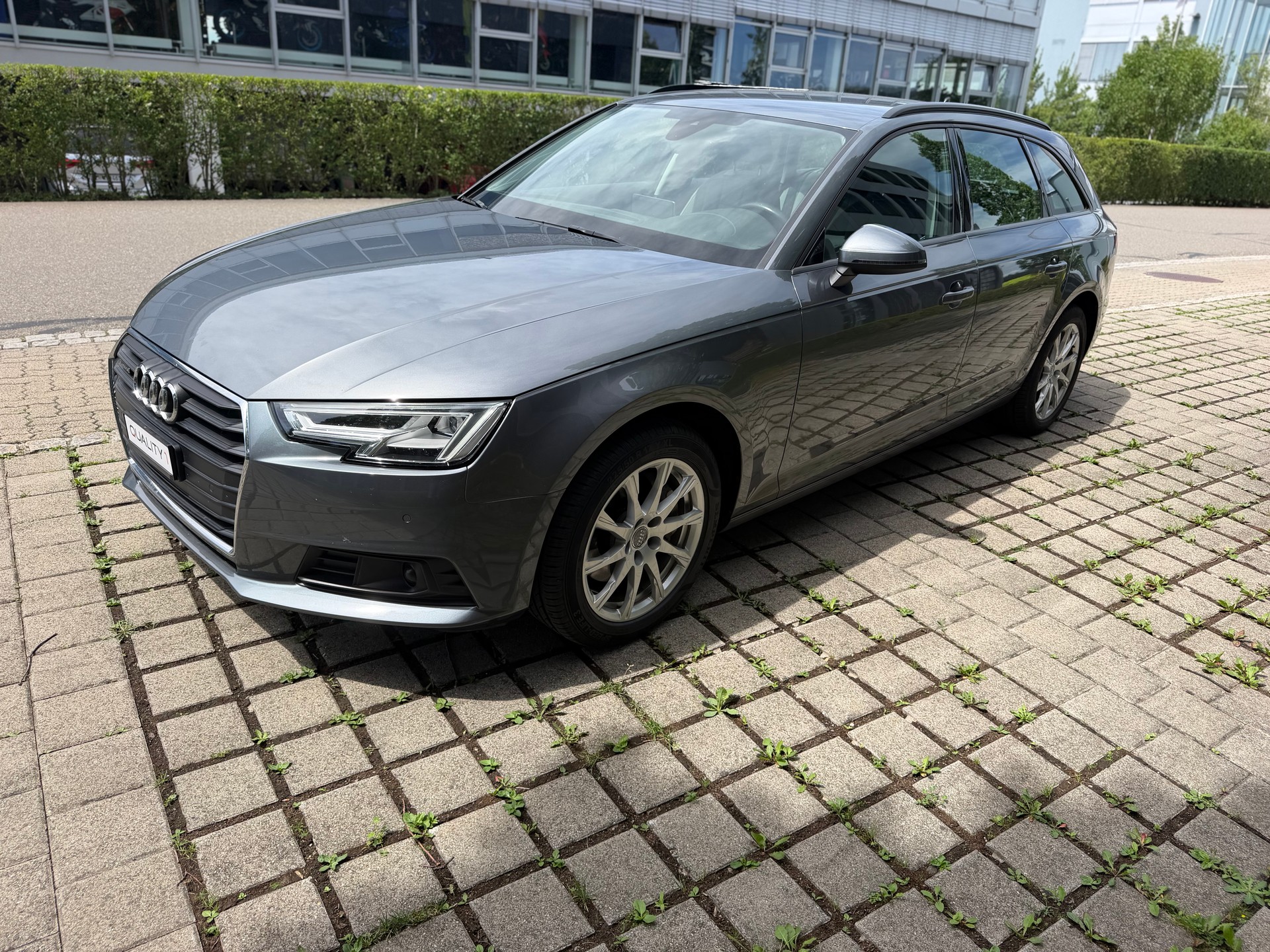 AUDI A4 Avant 40 TDI Design quattro S-tronic-image-15