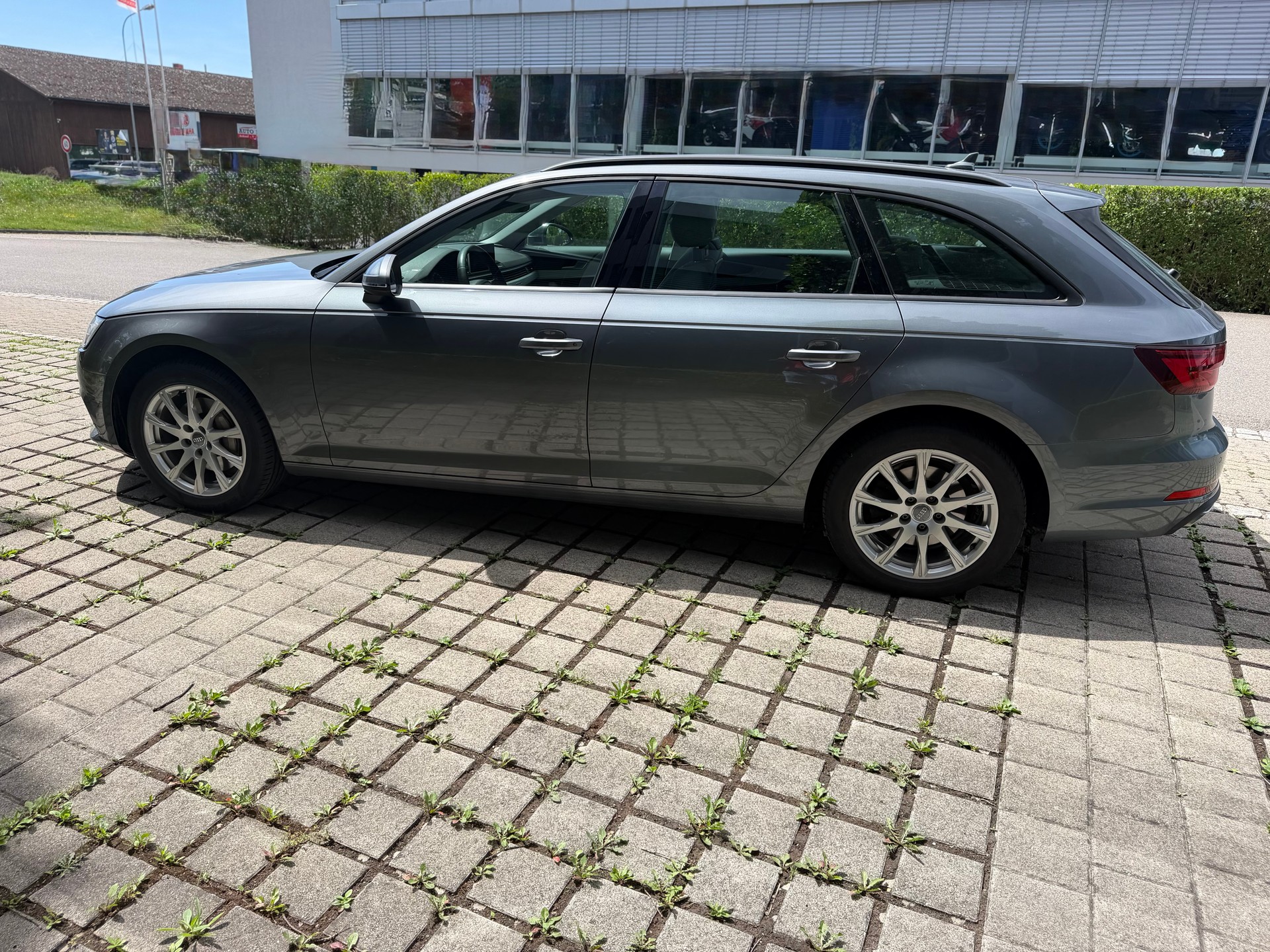 AUDI A4 Avant 40 TDI Design quattro S-tronic-image-8