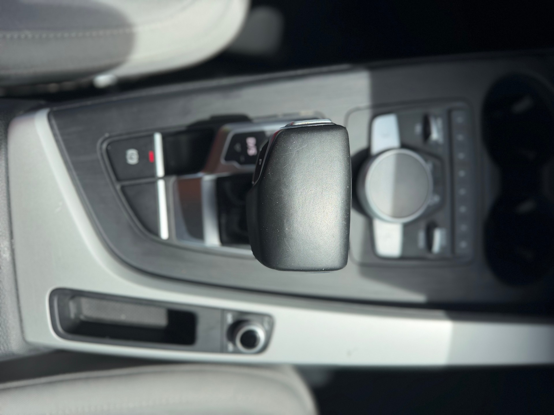 AUDI A4 Avant 40 TDI Design quattro S-tronic-image-14