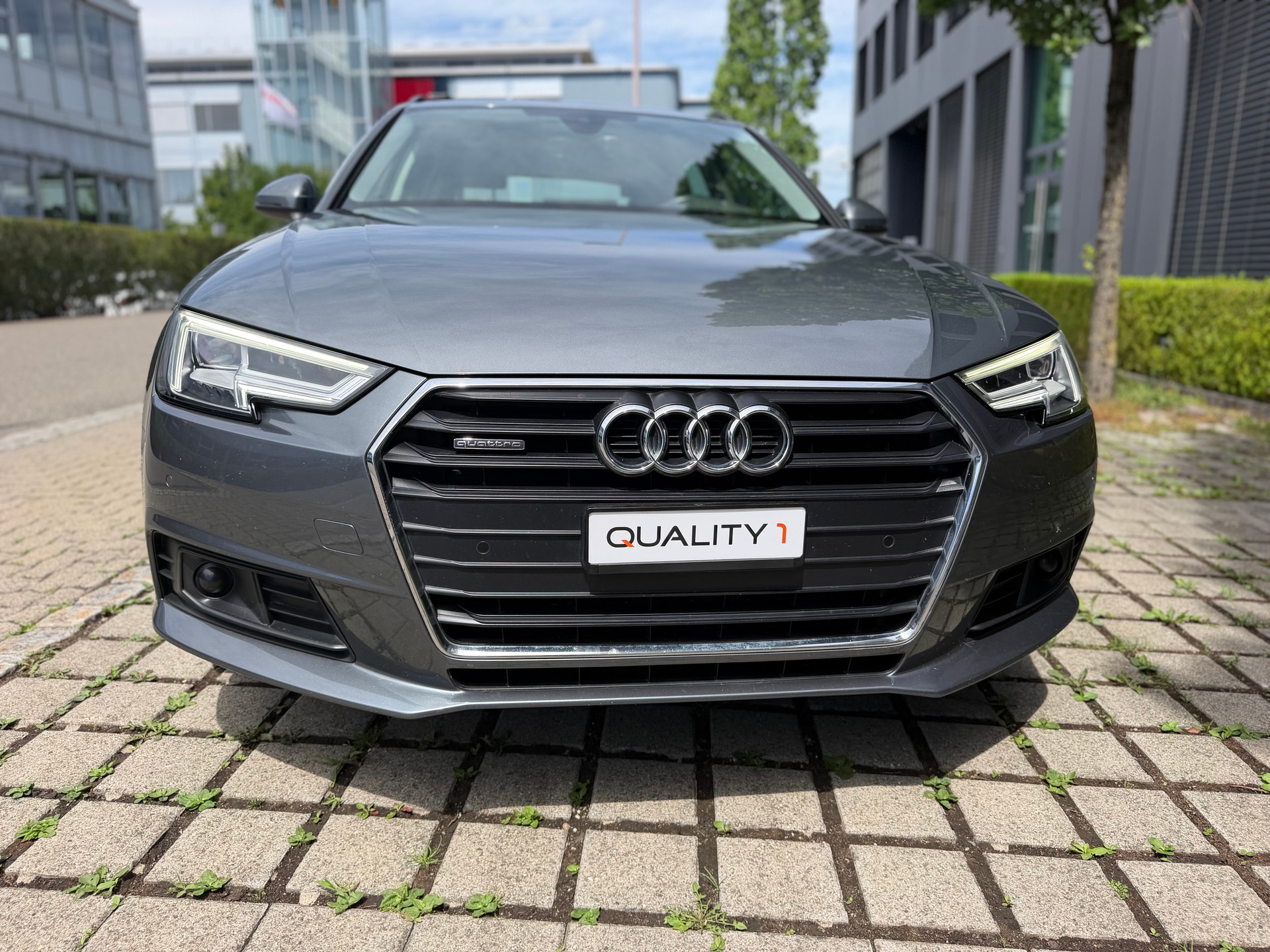 AUDI A4 Avant 40 TDI Design quattro S-tronic-image-16