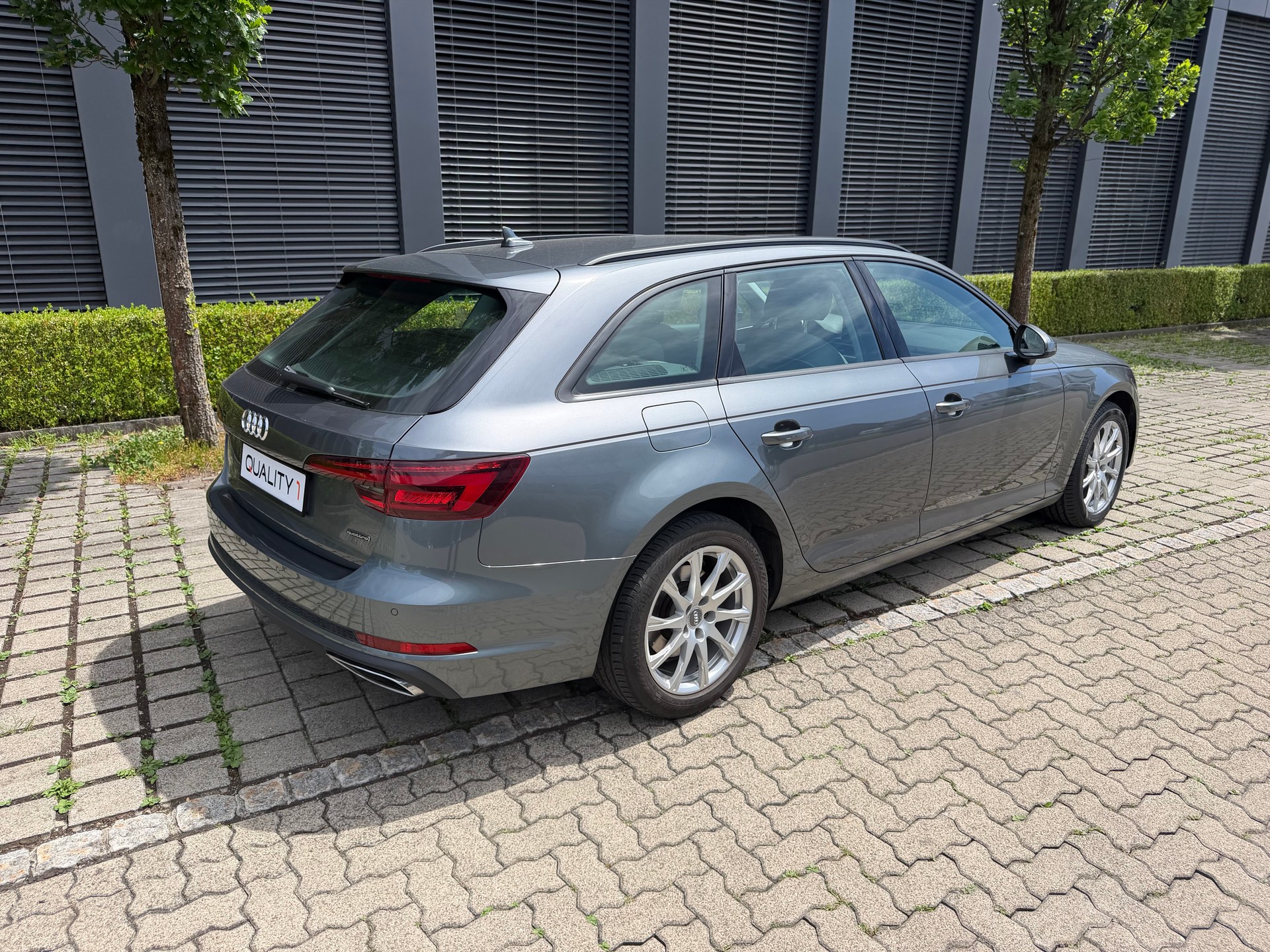 AUDI A4 Avant 40 TDI Design quattro S-tronic-image-4
