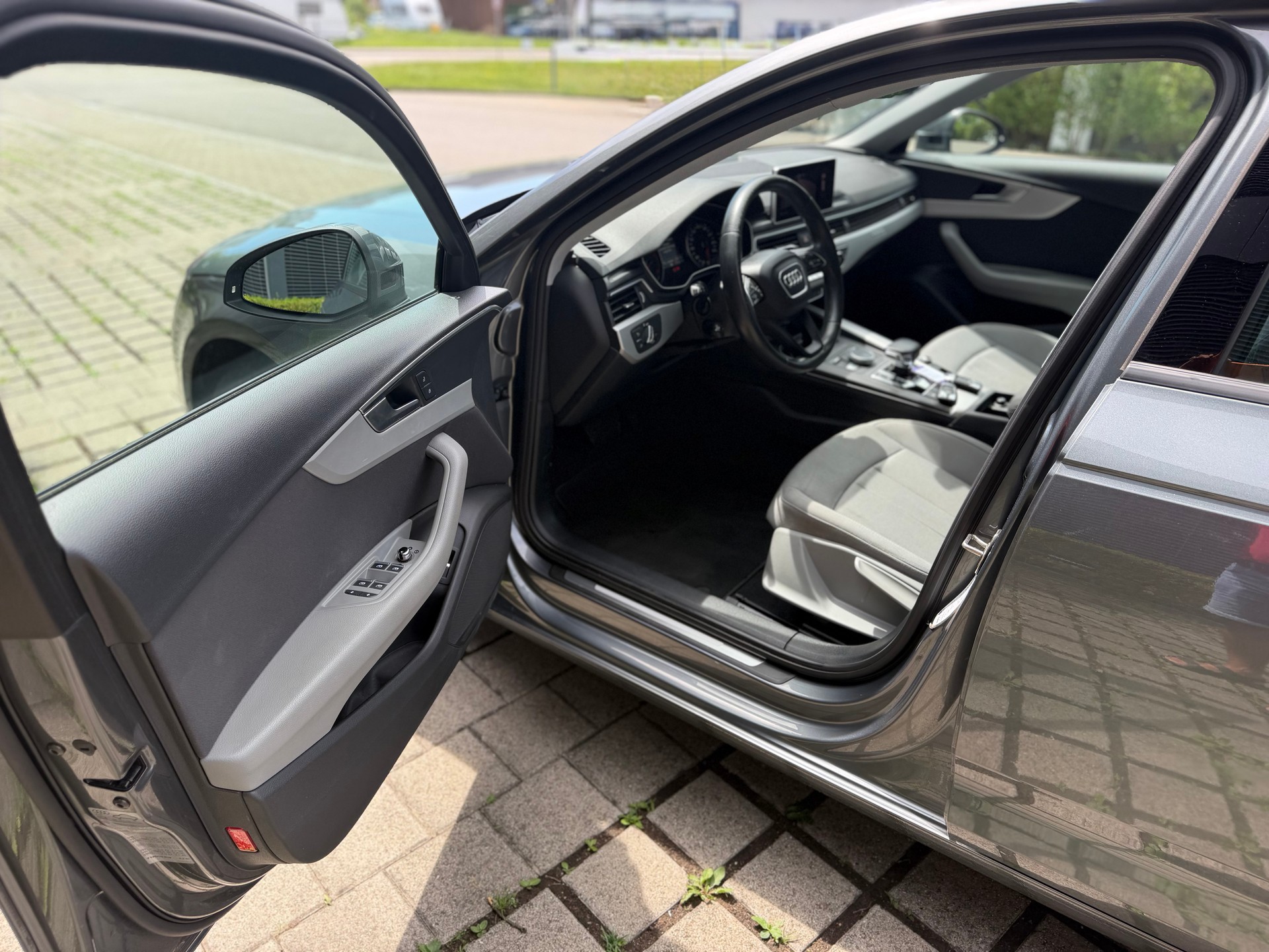 AUDI A4 Avant 40 TDI Design quattro S-tronic-image-12