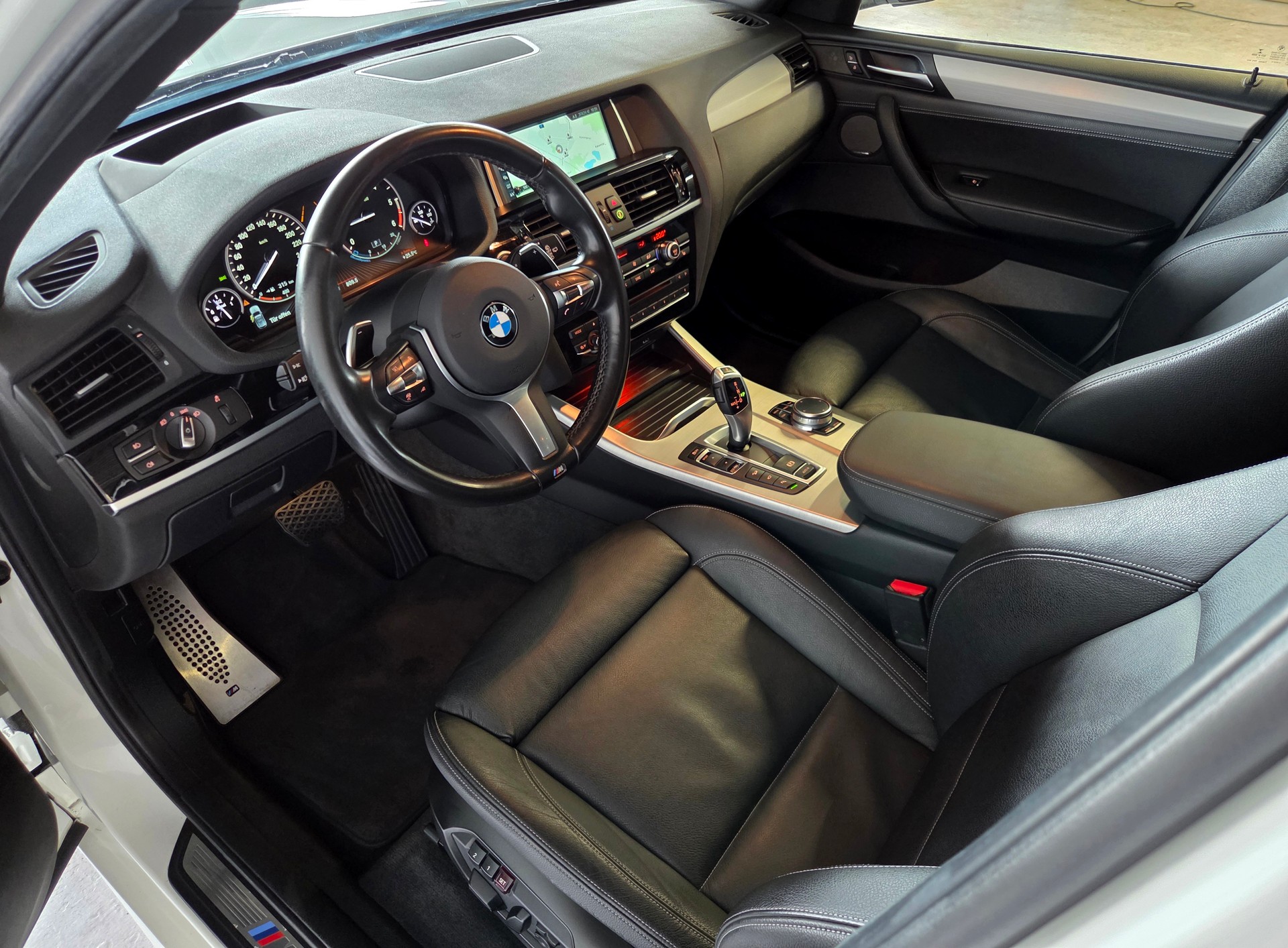 BMW X3 20d xDrive M-Sport-showroom-element-3