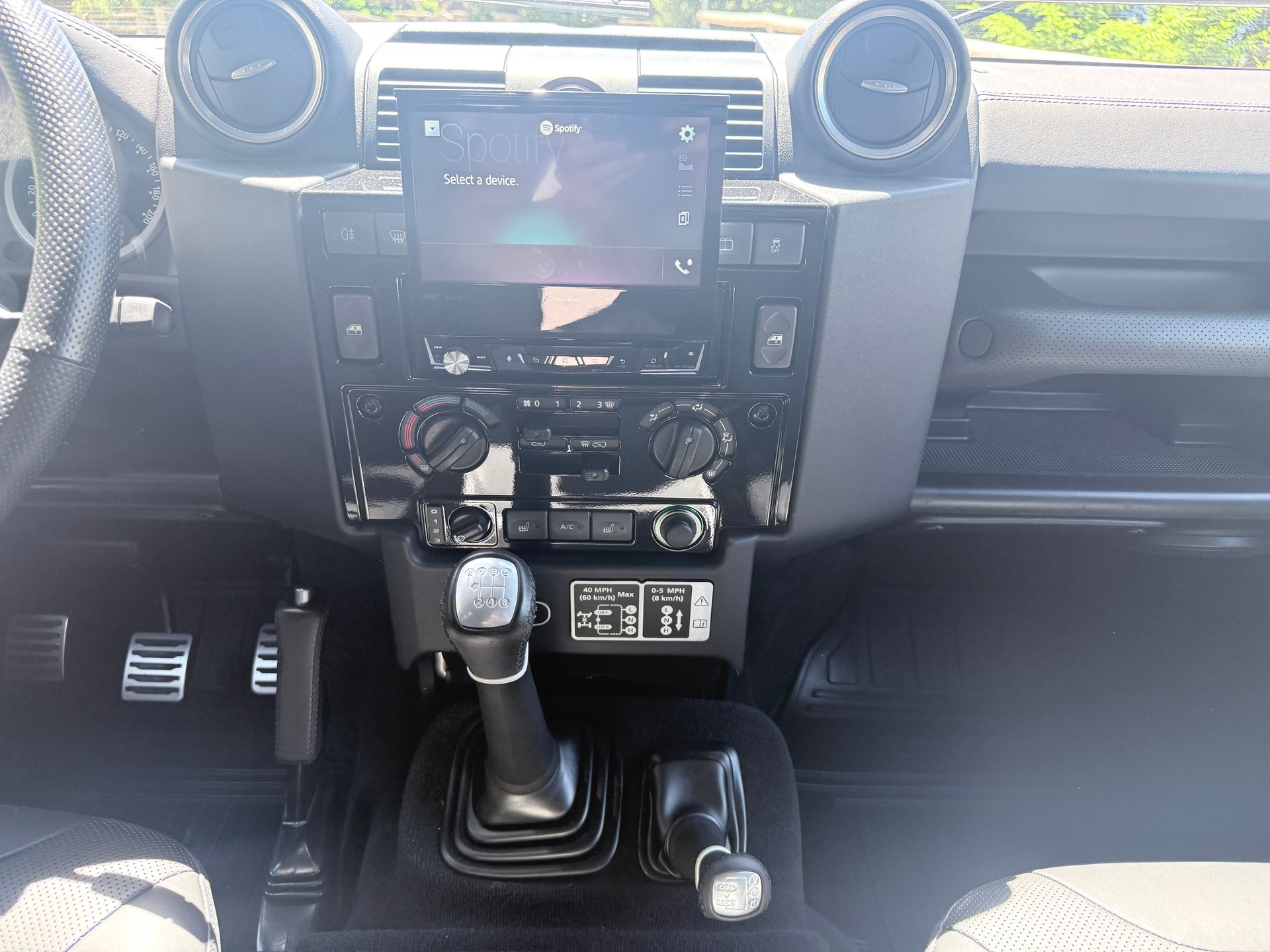 LAND ROVER Defender 90 2.2 TD4 Station Wagon Adventure-image-10