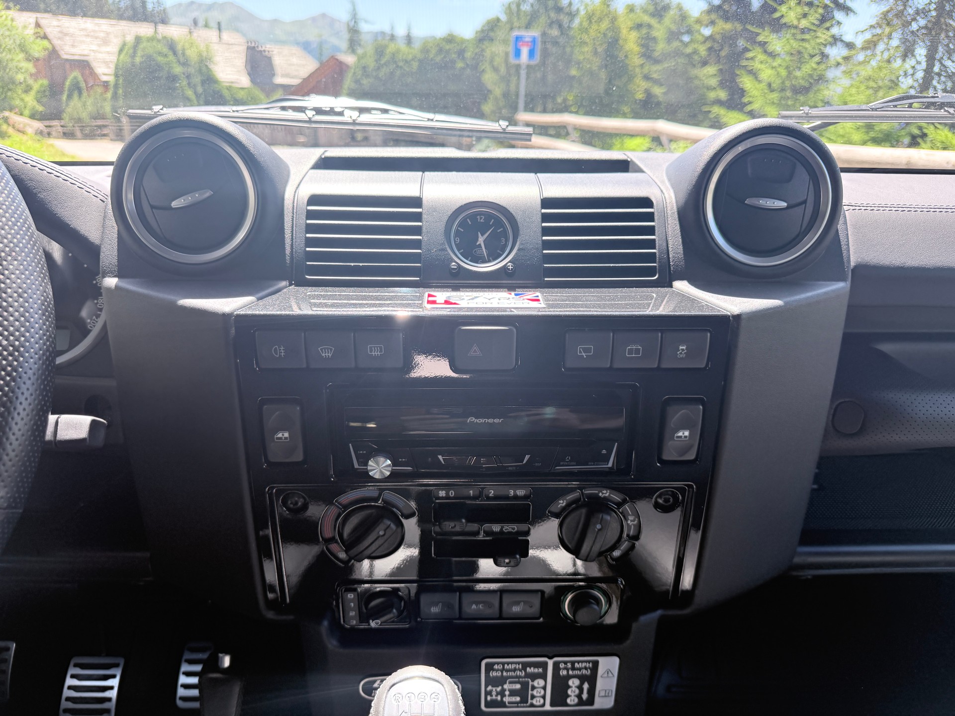LAND ROVER Defender 90 2.2 TD4 Station Wagon Adventure-image-12