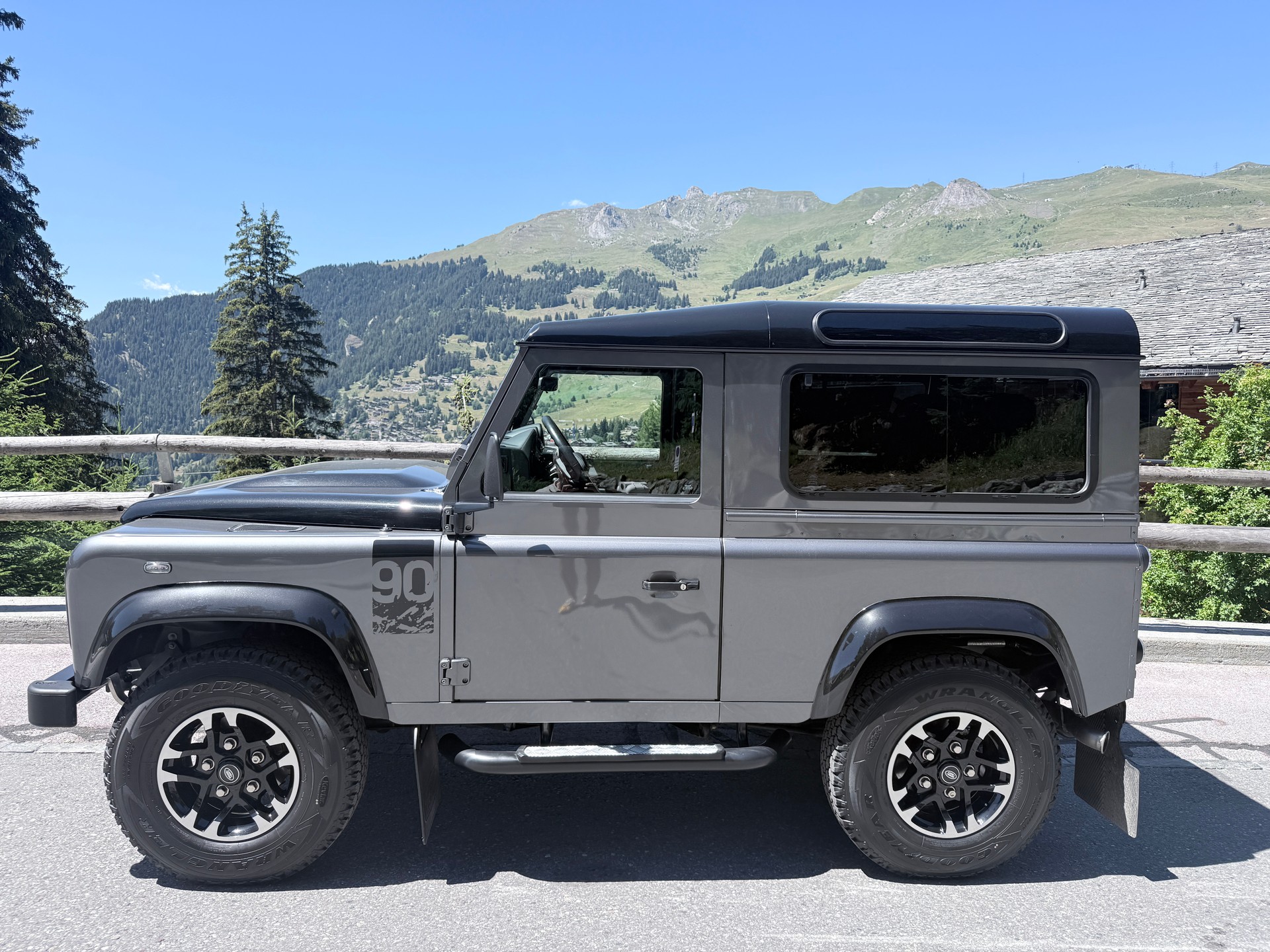 LAND ROVER Defender 90 2.2 TD4 Station Wagon Adventure-showroom-element-1