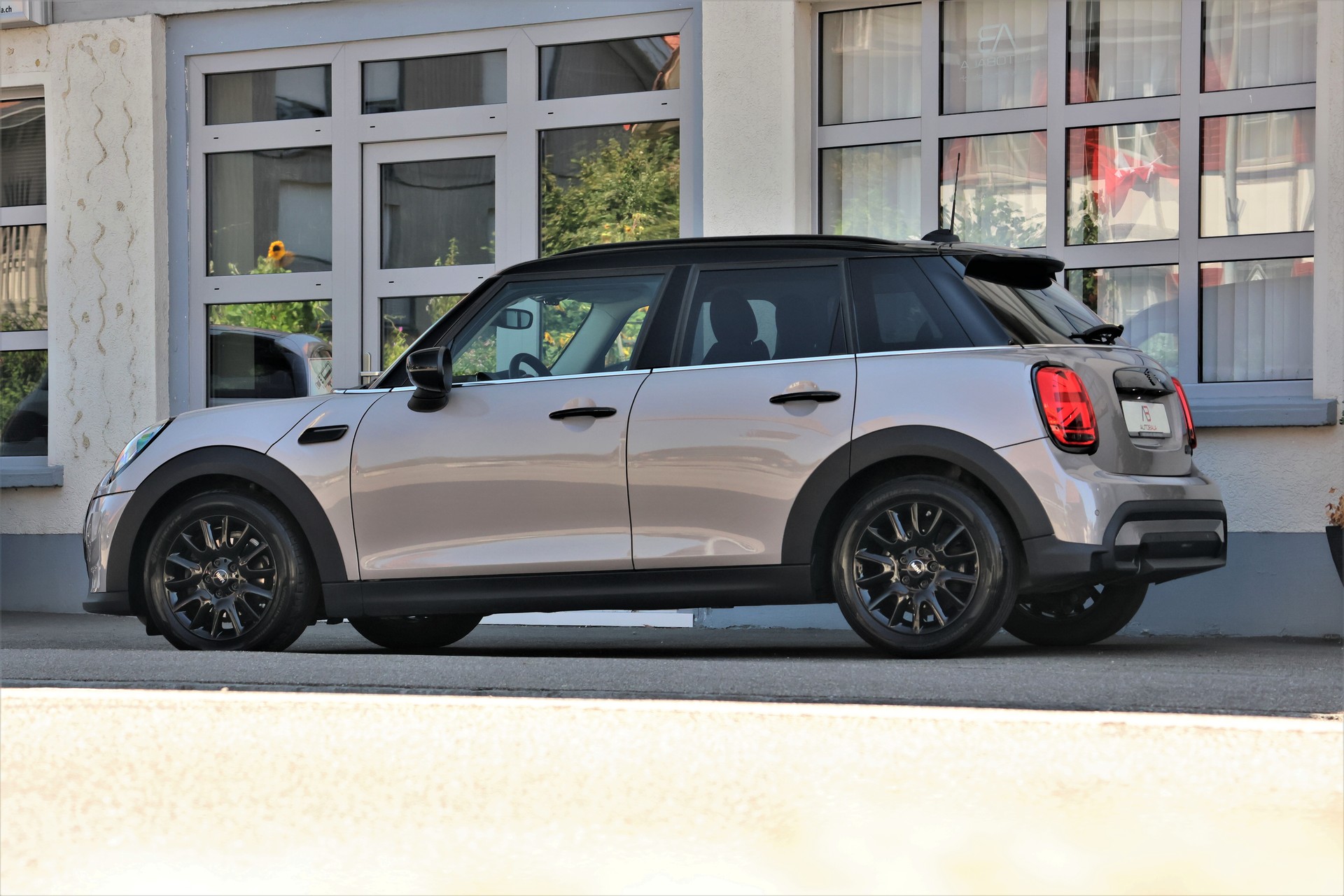 MINI Cooper (CH)-showroom-element-3