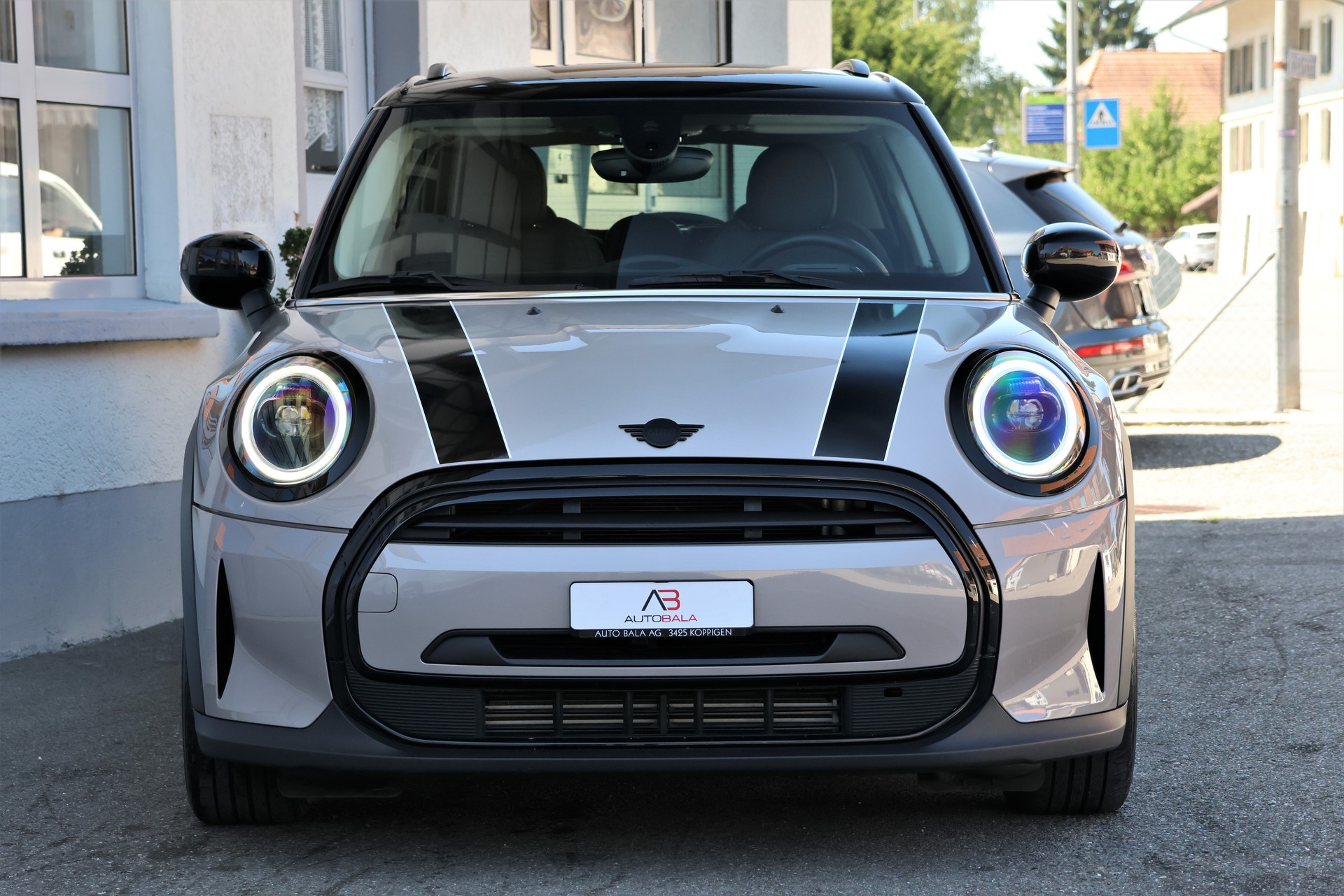 MINI Cooper (CH)-showroom-element-1