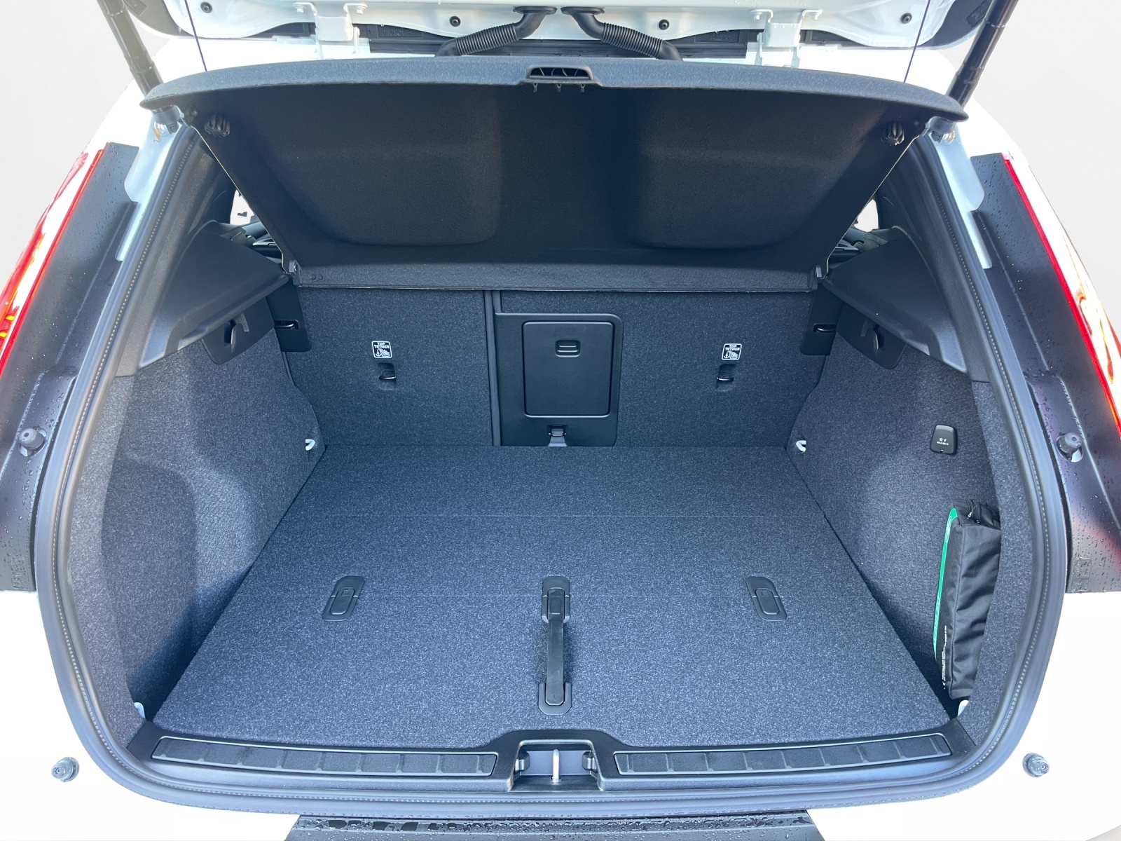 VOLVO XC40 2.0 B4 MH Plus Dark-image-14